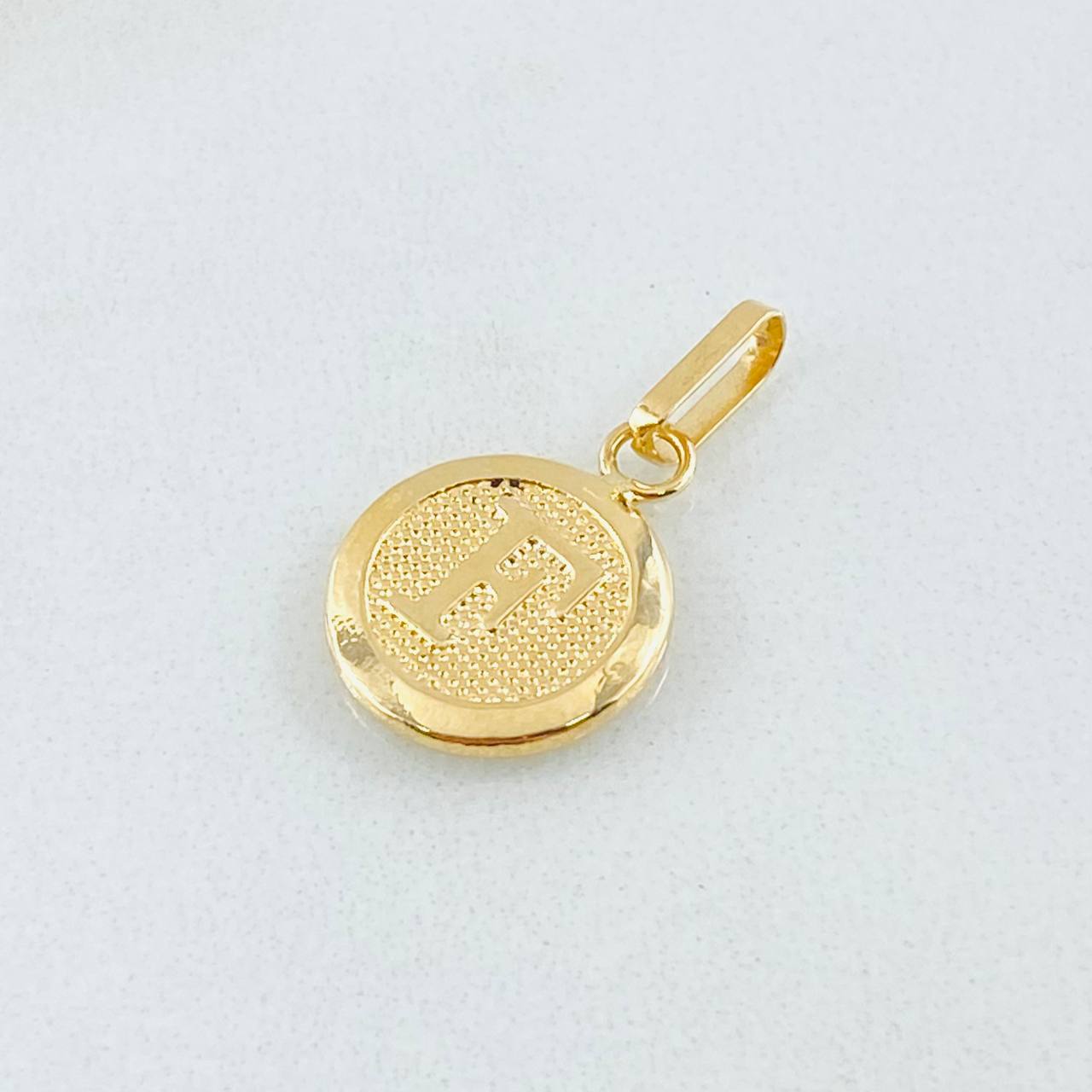 Dije Letra F 0.65gr / 2cm / Oro Amarillo 18K © Dije Letra F 0.65gr / 2cm / Oro Amarillo 18K ©