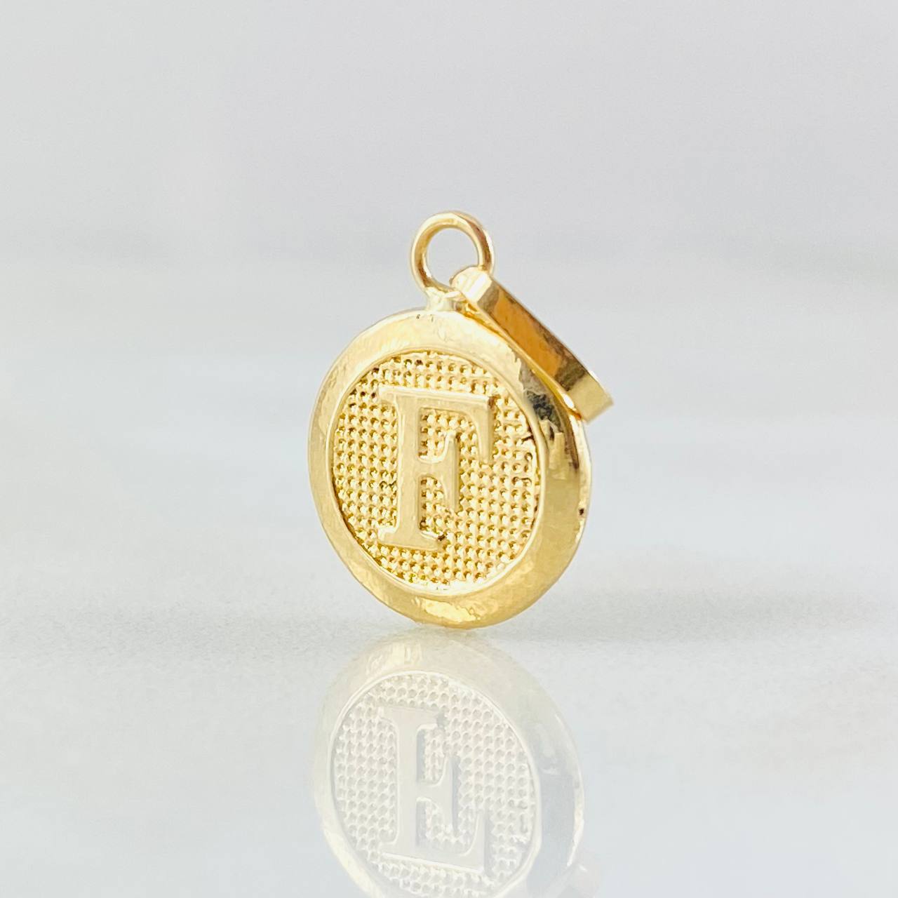 Dije Letra F 0.65gr / 2cm / Oro Amarillo 18K © Dije Letra F 0.65gr / 2cm / Oro Amarillo 18K ©