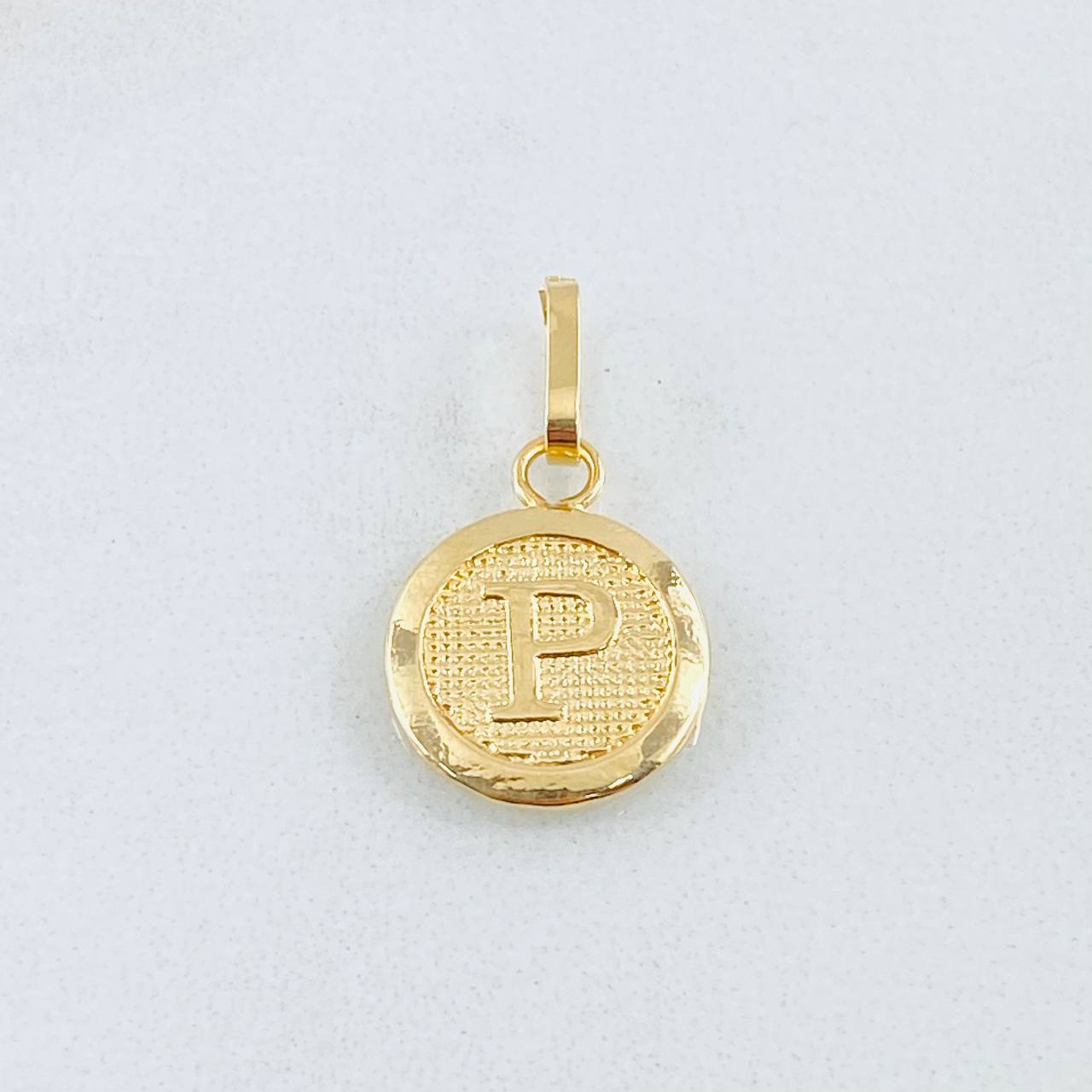 Dije Letra P 0.6gr / 2cm / Oro Amarillo 18K * Dije Letra P 0.6gr / 2cm / Oro Amarillo 18K *