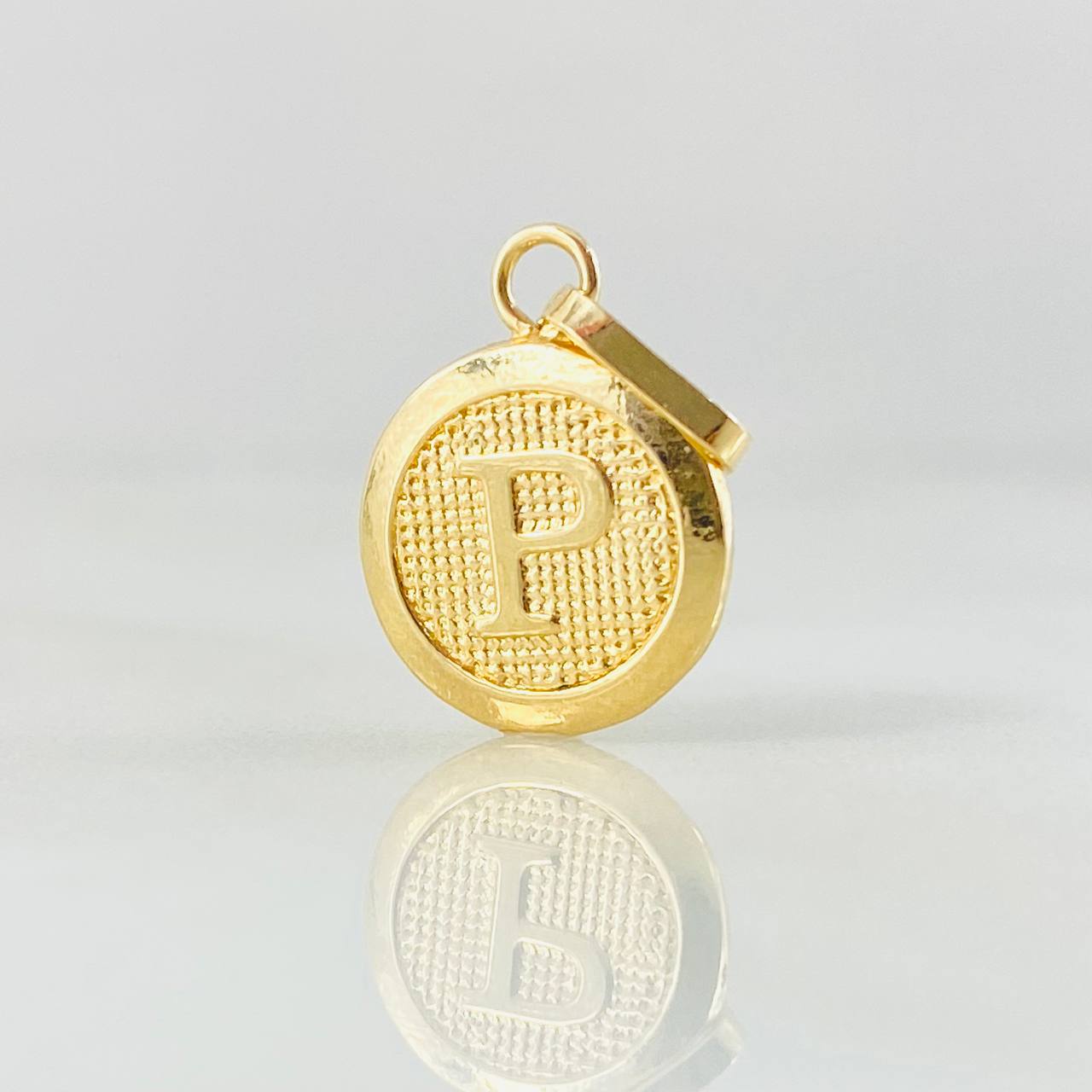 Dije Letra P 0.6gr / 2cm / Oro Amarillo 18K * Dije Letra P 0.6gr / 2cm / Oro Amarillo 18K *