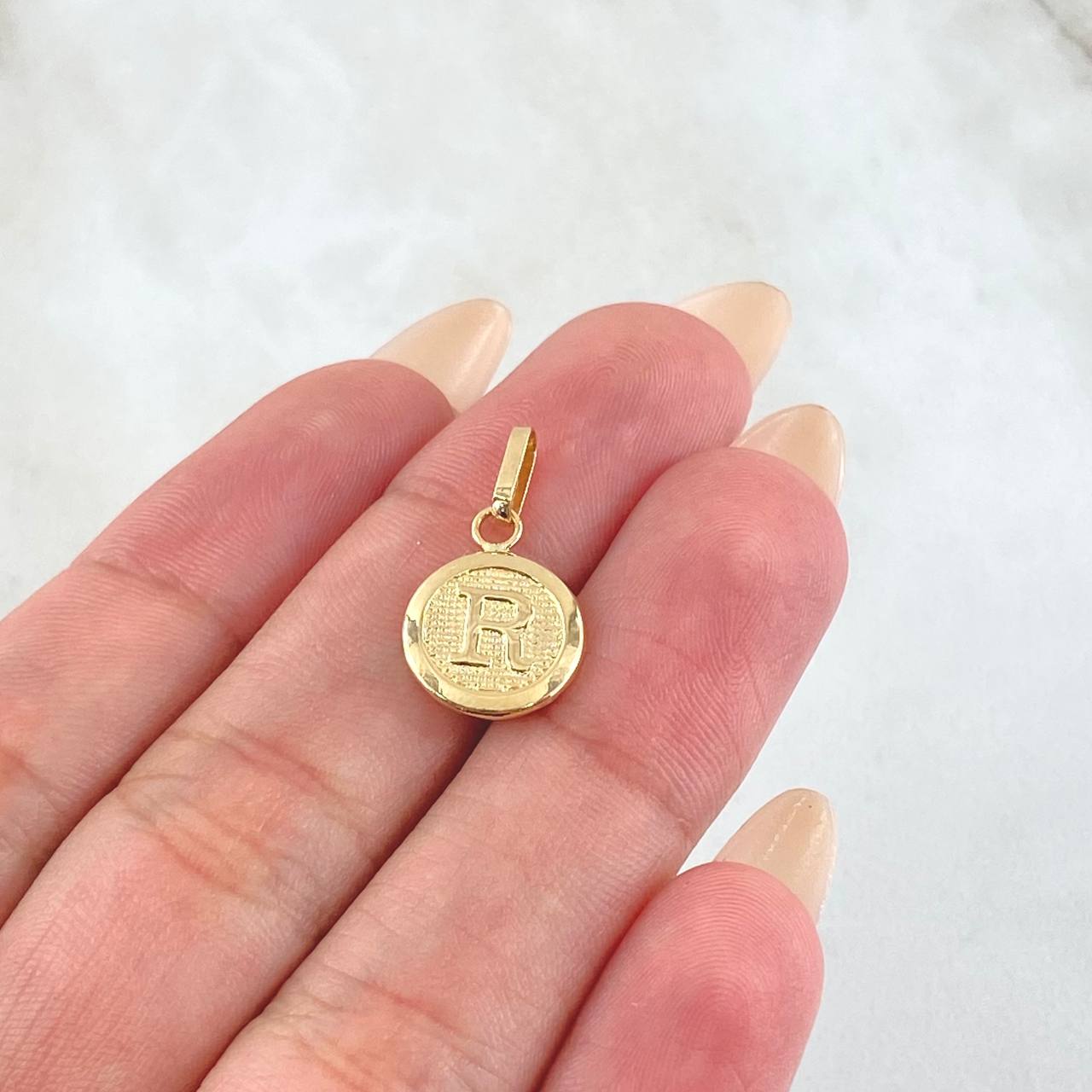 Dije Letra R 0.65gr / 2cm / Oro Amarillo 18K * Dije Letra R 0.65gr / 2cm / Oro Amarillo 18K *