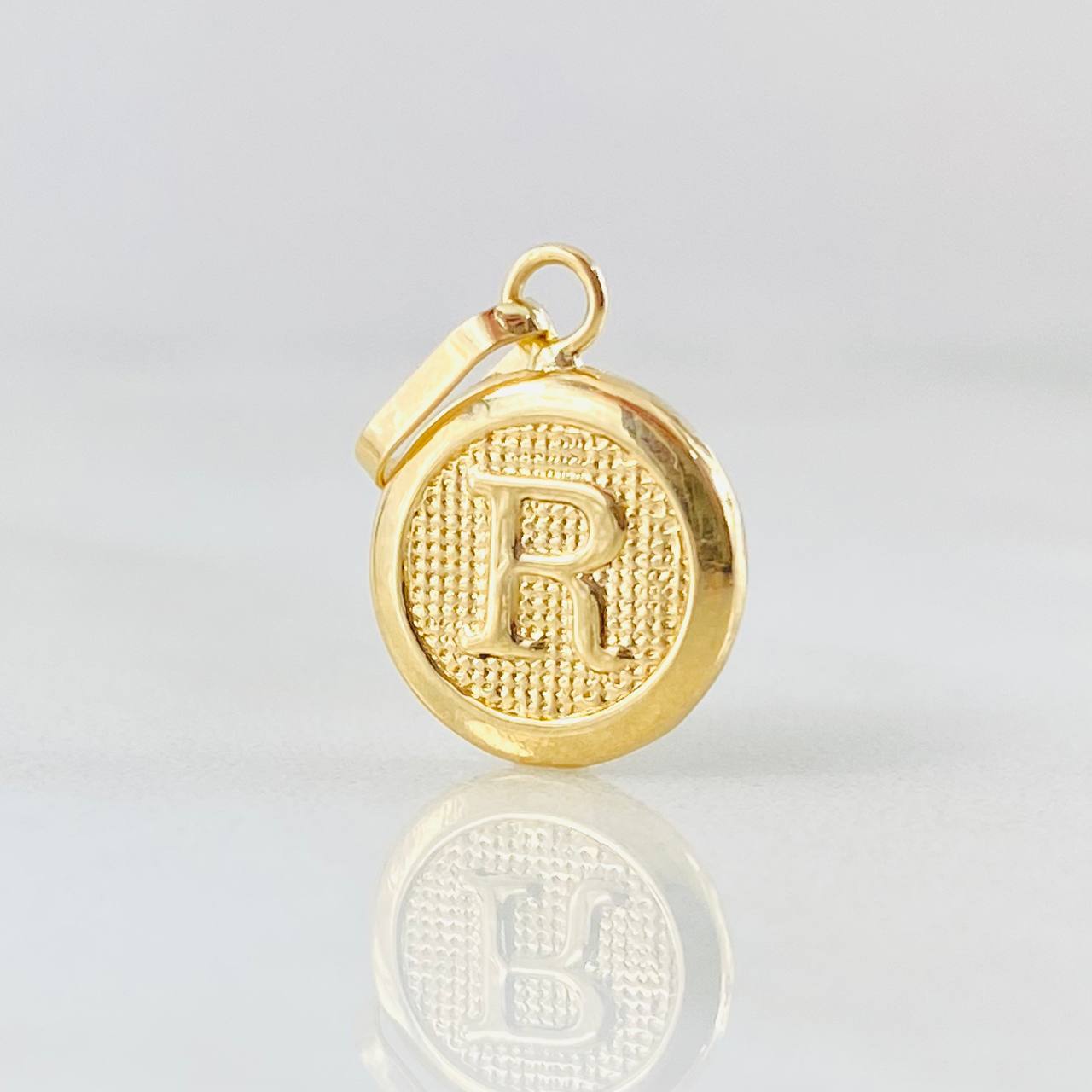 Dije Letra R 0.65gr / 2cm / Oro Amarillo 18K * Dije Letra R 0.65gr / 2cm / Oro Amarillo 18K *