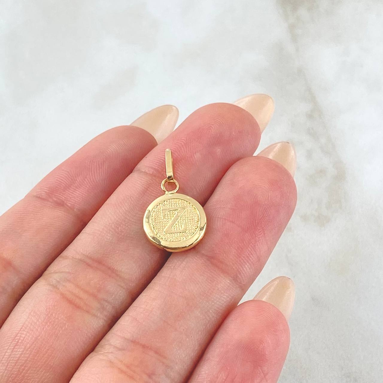 Dije Letra Z 0.6gr / 2cm / Oro Amarillo 18K © Dije Letra Z 0.6gr / 2cm / Oro Amarillo 18K ©