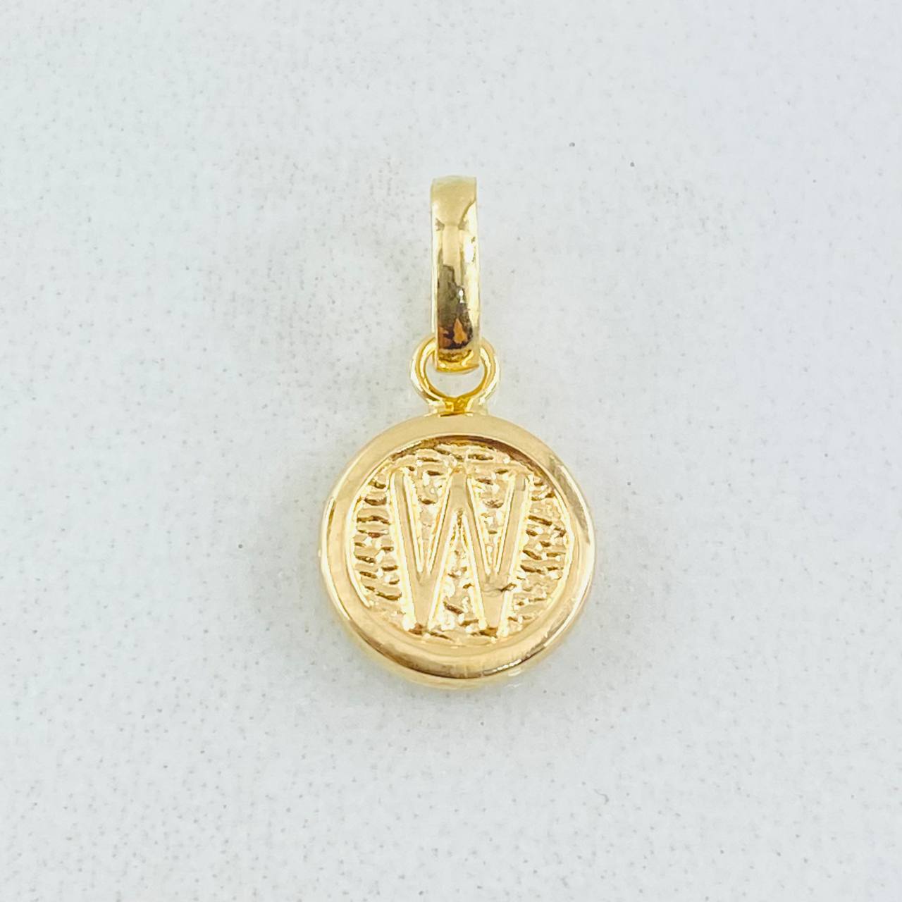 Dije Letra W 0.35gr / 1.5cm / Oro Amarillo 18K © Dije Letra W 0.35gr / 1.5cm / Oro Amarillo 18K ©