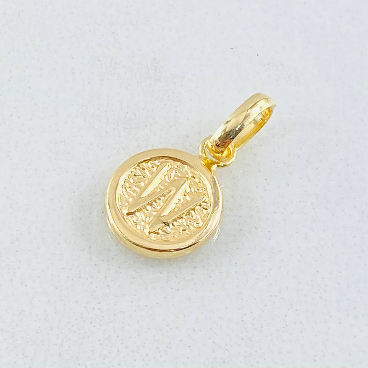 Dije Letra W 0.35gr / 1.5cm / Oro Amarillo 18K © Dije Letra W 0.35gr / 1.5cm / Oro Amarillo 18K ©