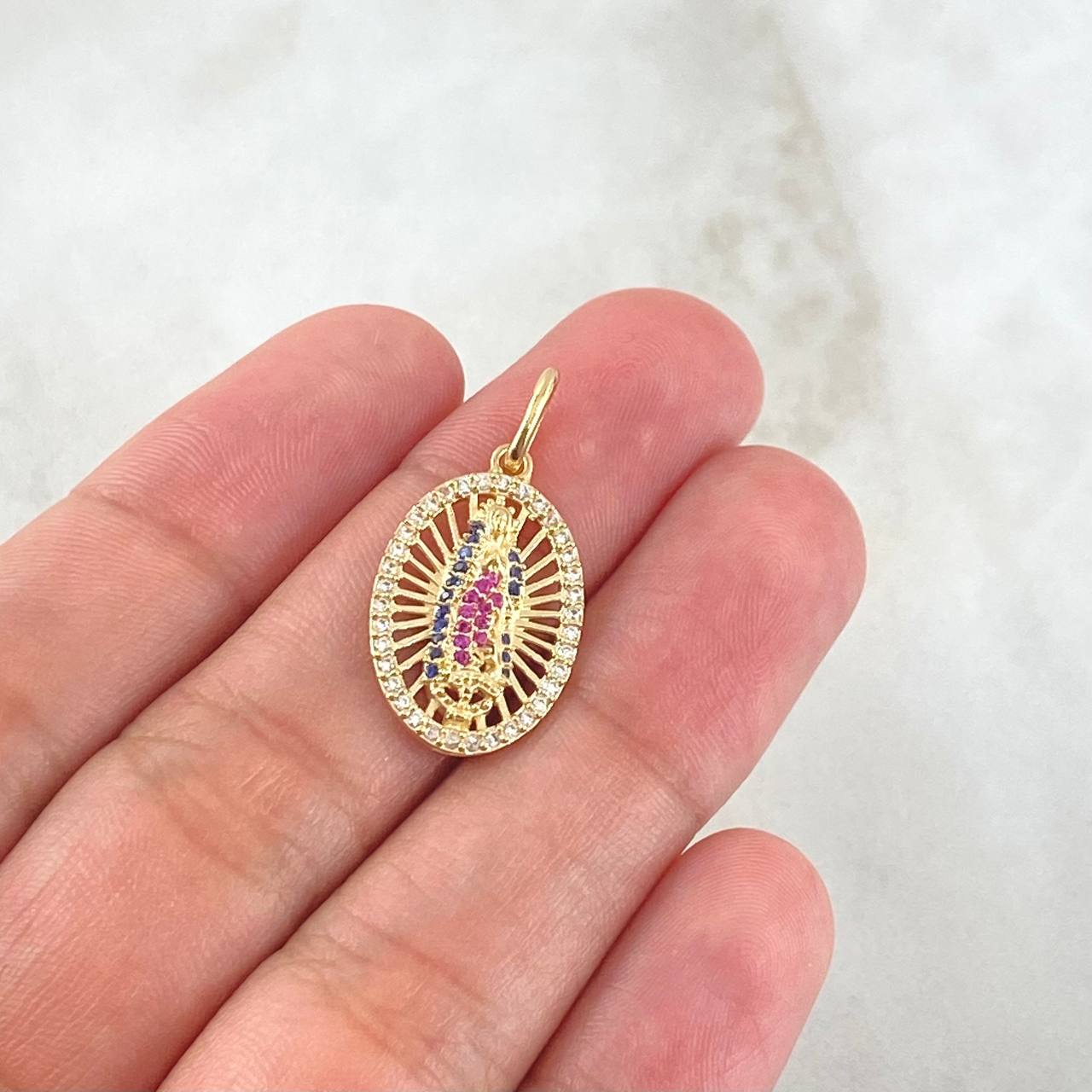 Dije Virgen Guadalupe Ovalo Filigrana 2.3gr / 2.6cm / Circones Blancos Azules Fucsias Oro Amarillo 18K © Dije Virgen Guadalupe Ovalo Filigrana 2.3gr / 2.6cm / Circones Blancos Azules Fucsias Oro Amarillo 18K ©