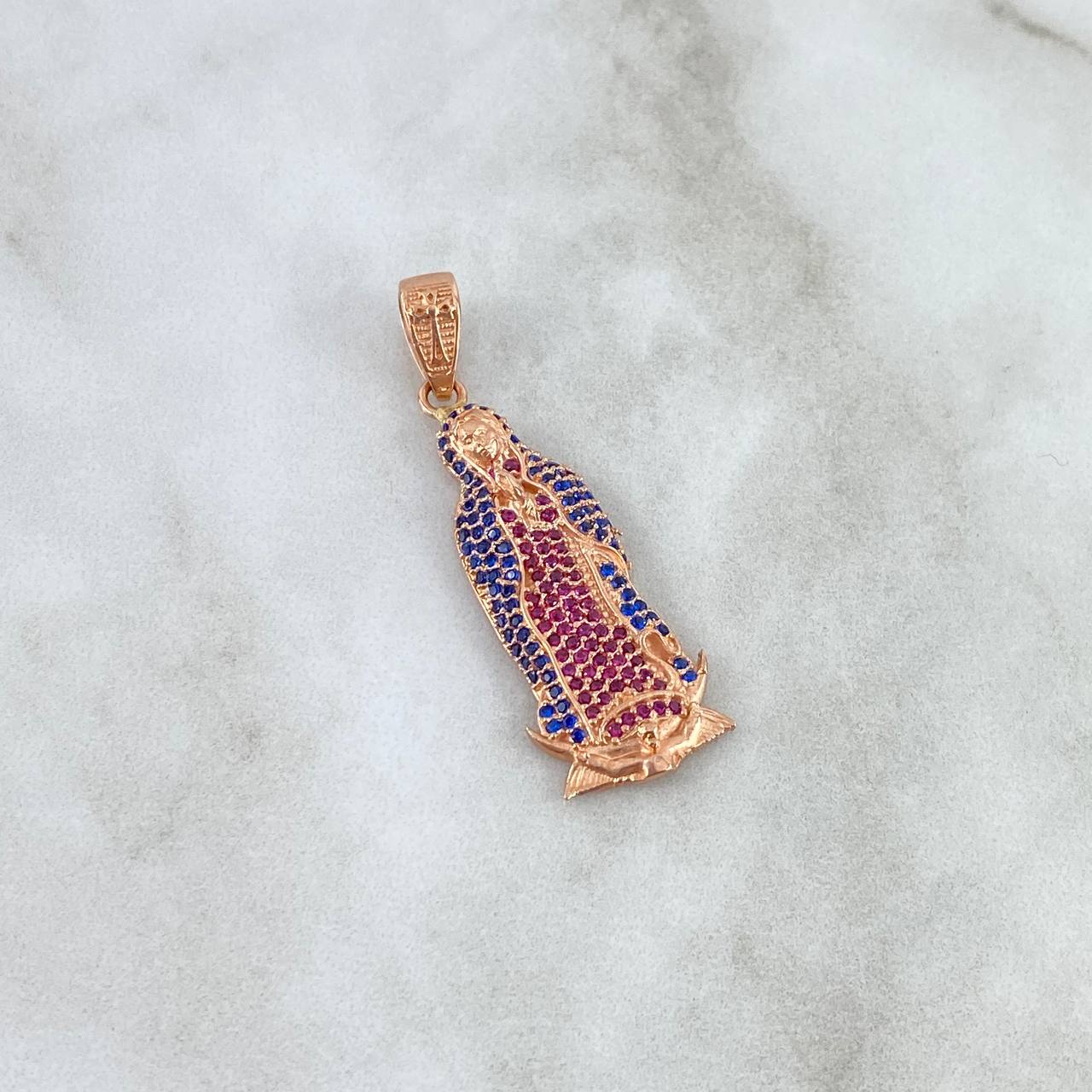 Dije Virgen Guadalupe 5.85gr / 4.3cm / Circones Fucsias-Azules Oro Rosa Dije Virgen Guadalupe 5.85gr / 4.3cm / Circones Fucsias-Azules Oro Rosa