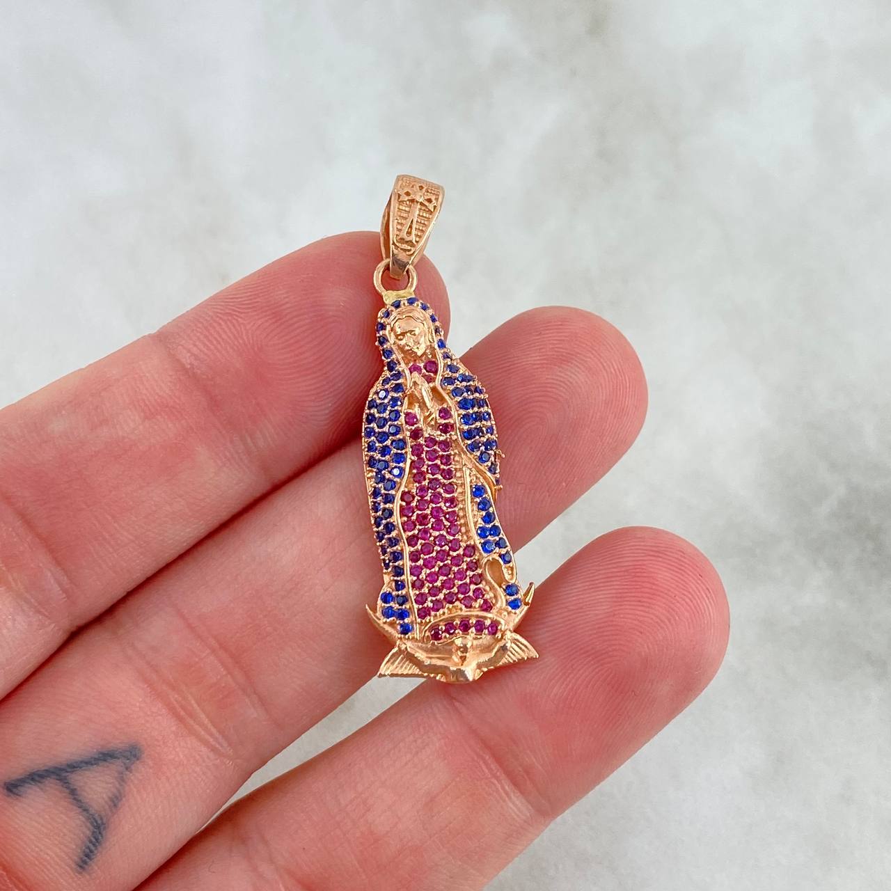 Dije Virgen Guadalupe 5.85gr / 4.3cm / Circones Fucsias-Azules Oro Rosa Dije Virgen Guadalupe 5.85gr / 4.3cm / Circones Fucsias-Azules Oro Rosa