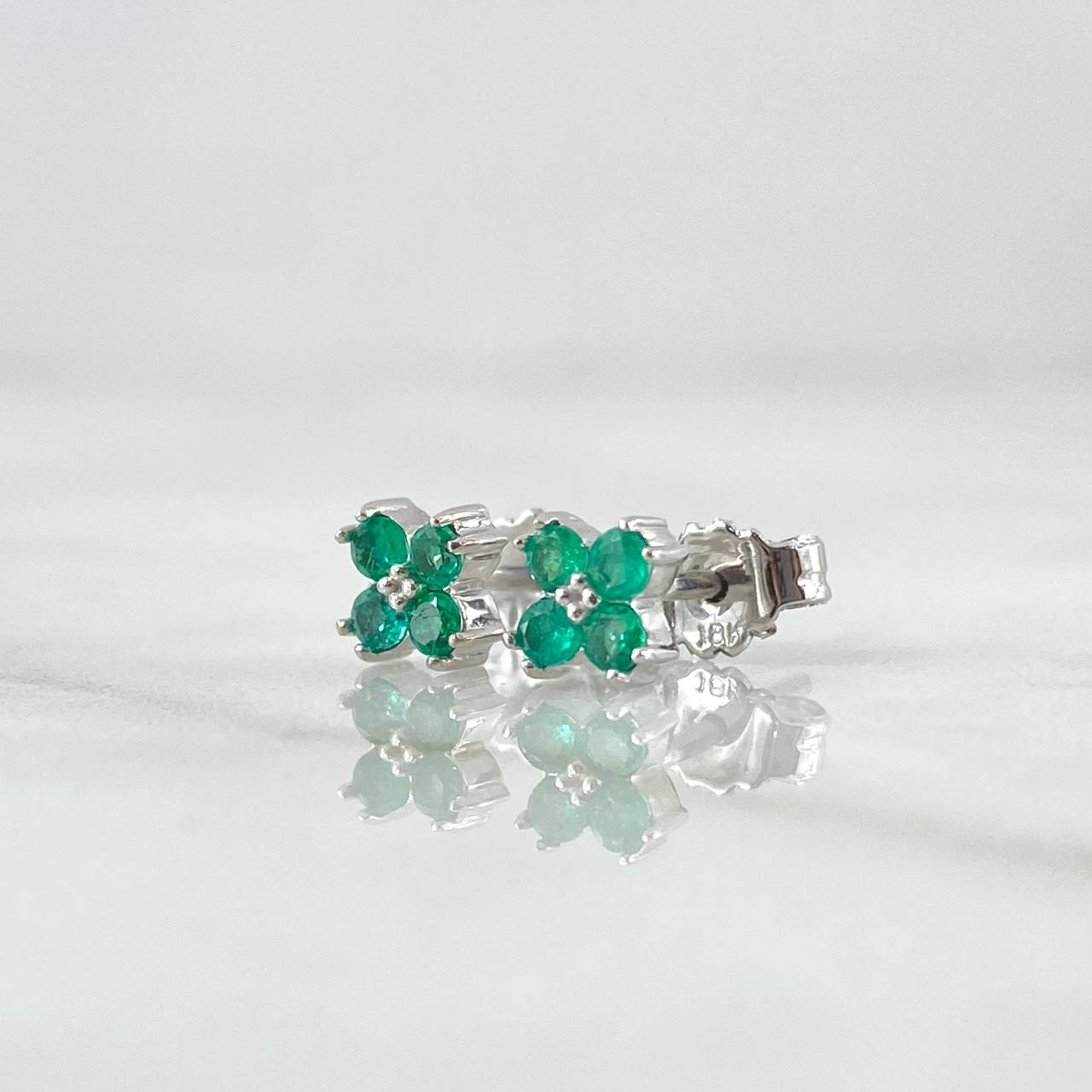 Topos Flor  1.2gr / Esmeraldas 26pts Oro Blanco 18K (Joya) Topos Flor  1.2gr / Esmeraldas 26pts Oro Blanco 18K (Joya)