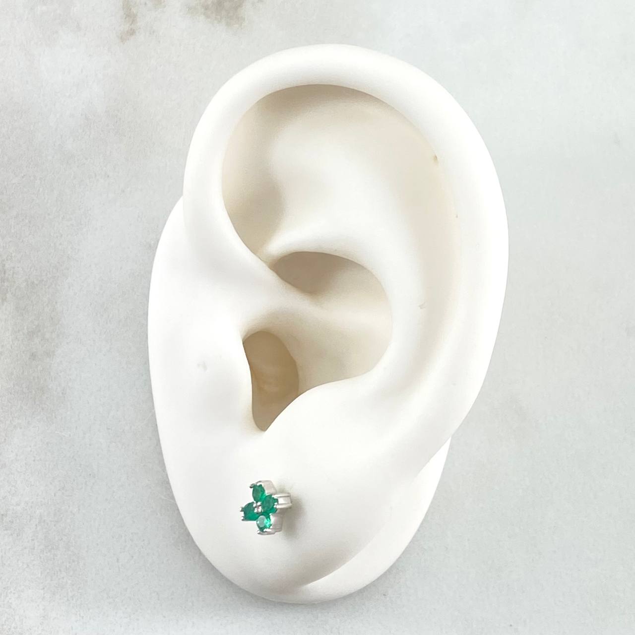 Topos Flor  1.2gr / Esmeraldas 26pts Oro Blanco 18K (Joya) Topos Flor  1.2gr / Esmeraldas 26pts Oro Blanco 18K (Joya)