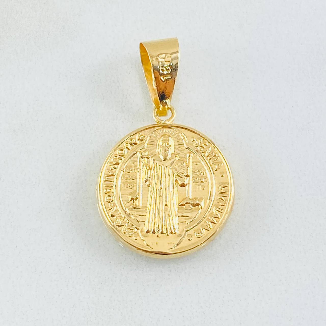 Dije San Benito 1.25gr / 2.8cm / Oro Amarillo 18K © Dije San Benito 1.25gr / 2.8cm / Oro Amarillo 18K ©