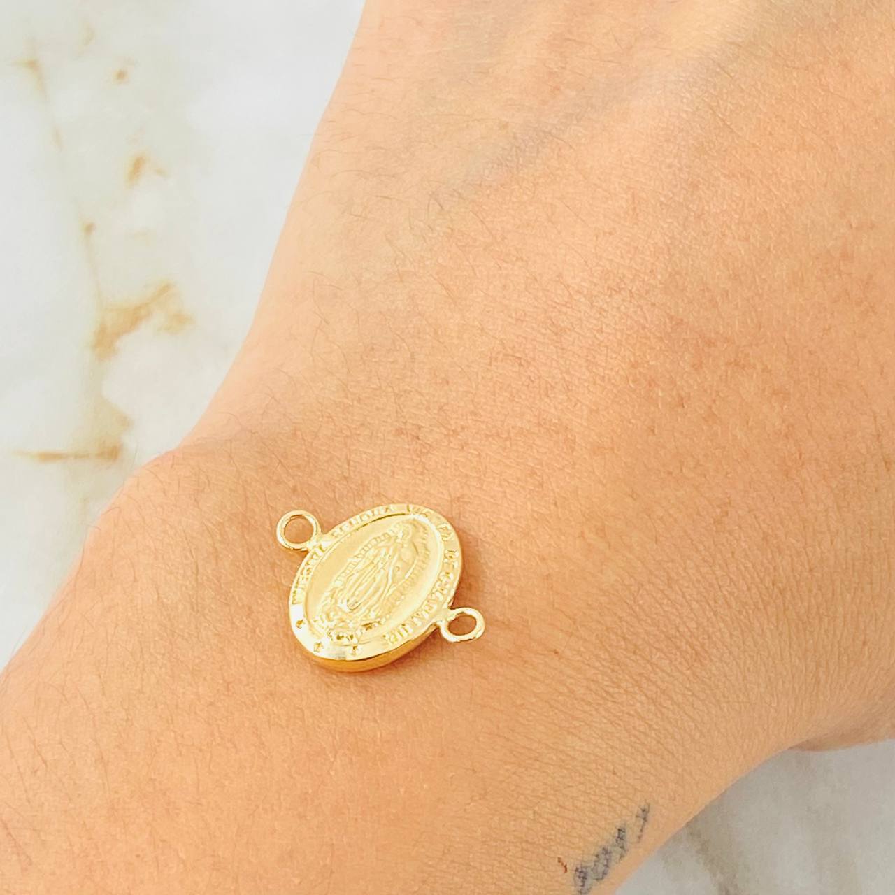 Herraje Virgen Guadalupe Ovalo 0.75gr / 1.8cm / Oro Amarillo 18K © Herraje Virgen Guadalupe Ovalo 0.75gr / 1.8cm / Oro Amarillo 18K ©
