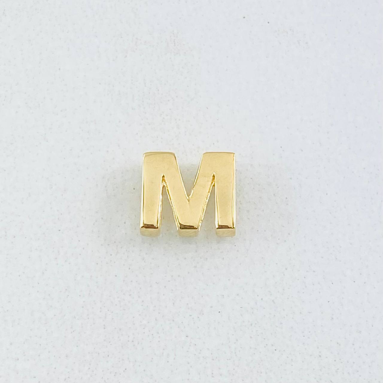 Herraje Letra M 0.45gr / 0.6cm / Oro Amarillo 18K © Herraje Letra M 0.45gr / 0.6cm / Oro Amarillo 18K ©