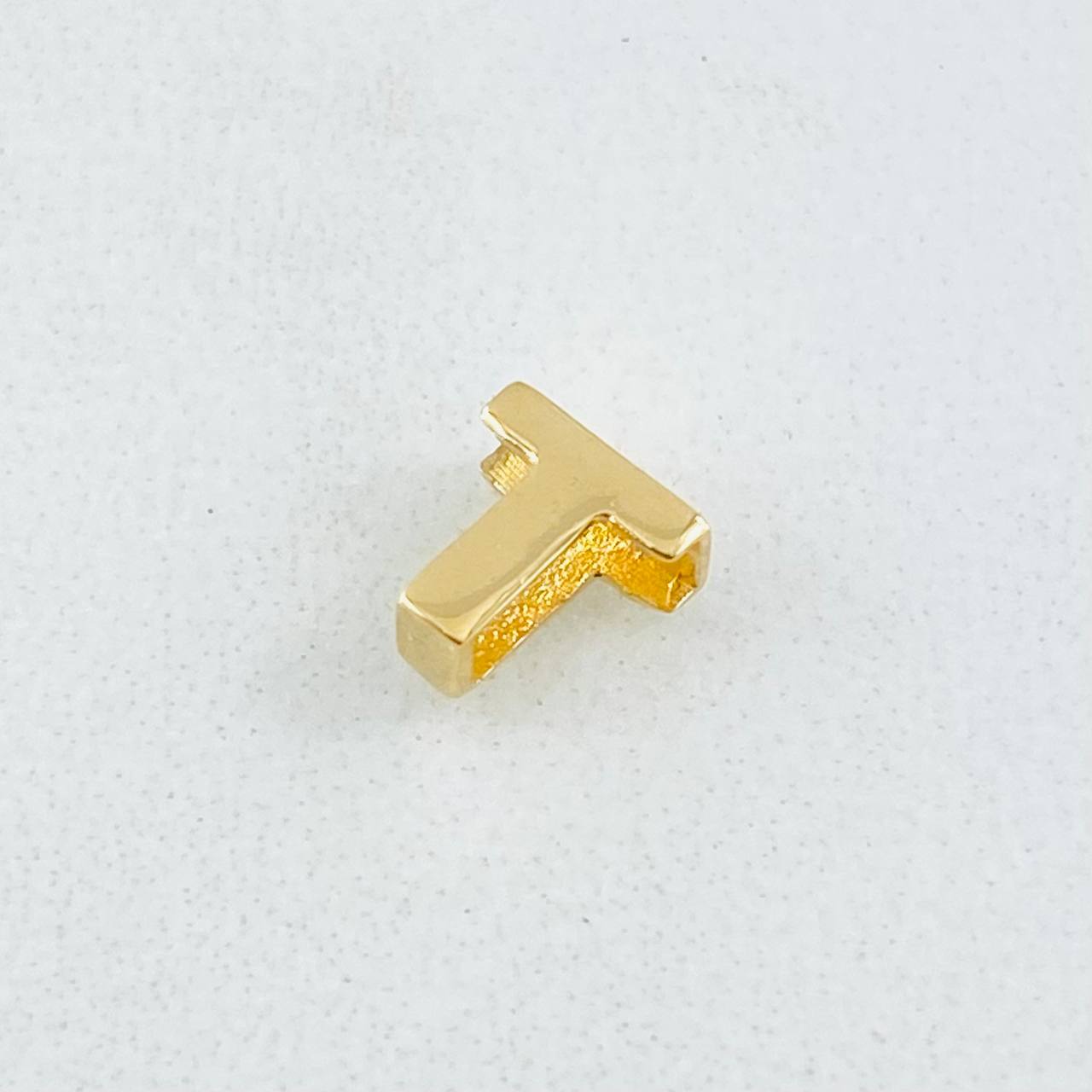 Herraje Letra T 0.3gr / 0.6cm / Oro Amarillo 18K © Herraje Letra T 0.3gr / 0.6cm / Oro Amarillo 18K ©