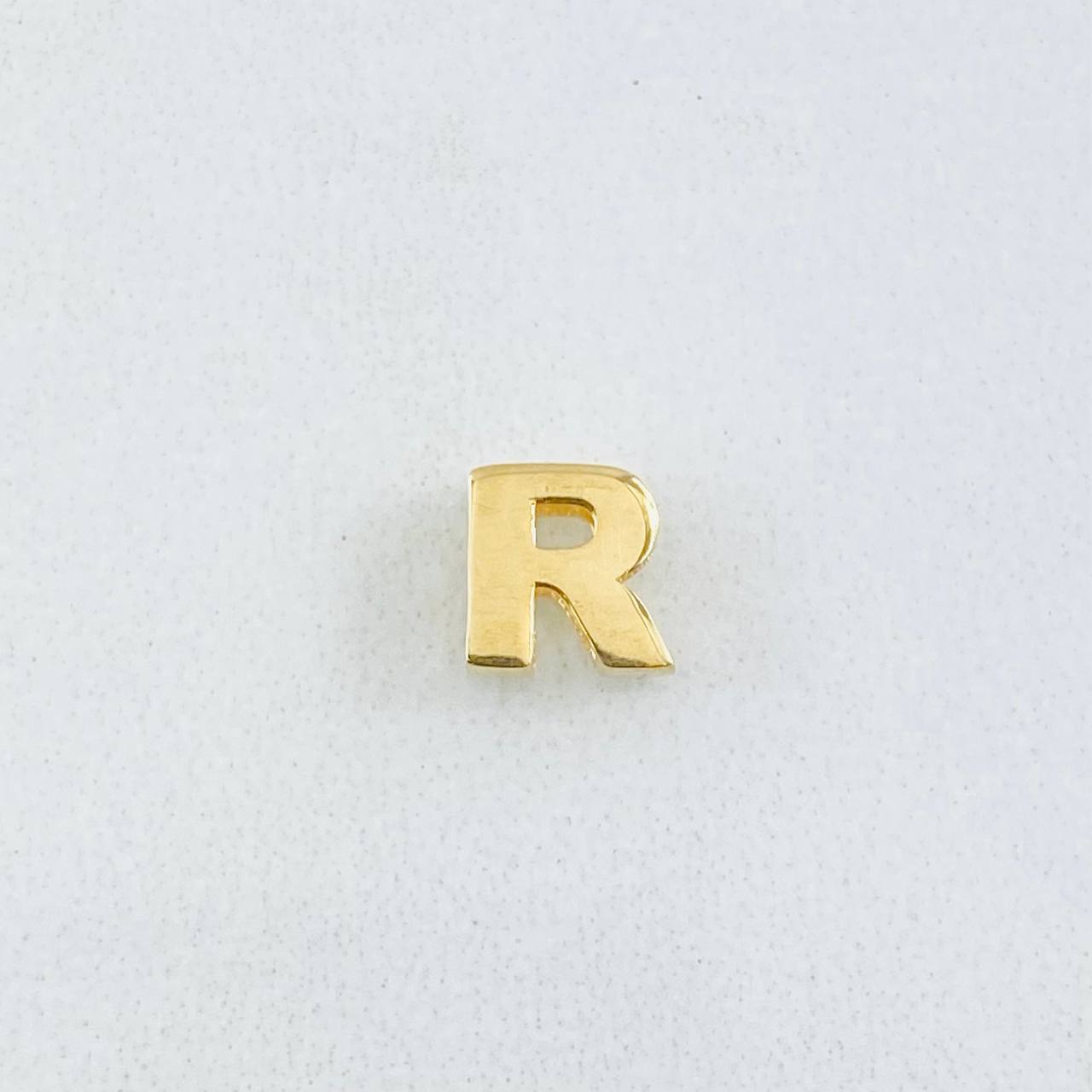 Herraje Letra R 0.4gr / 0.6cm / Oro Amarillo 18K © Herraje Letra R 0.4gr / 0.6cm / Oro Amarillo 18K ©