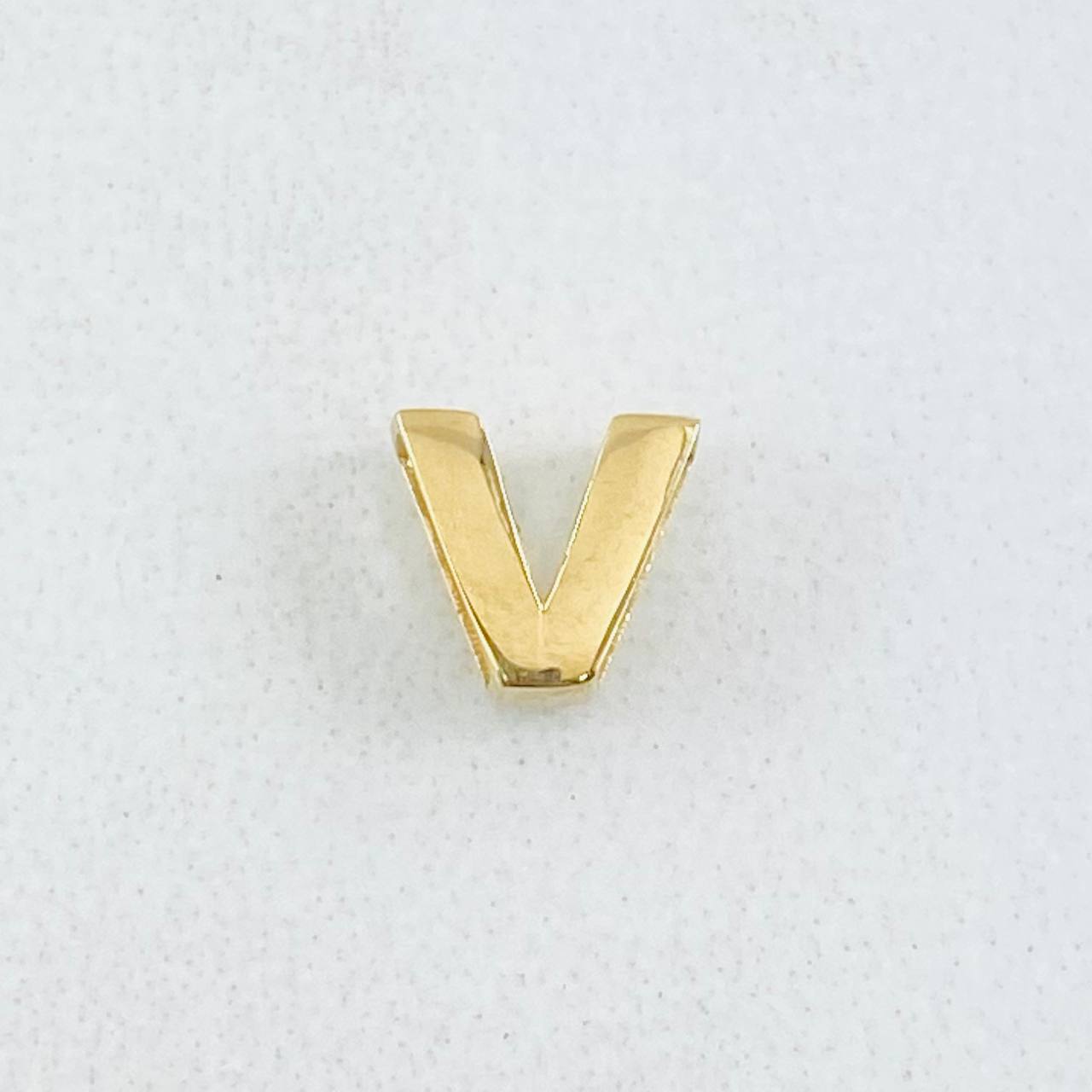 Herraje Letra V 0.25gr / 0.6cm / Oro Amarillo 18K © Herraje Letra V 0.25gr / 0.6cm / Oro Amarillo 18K ©