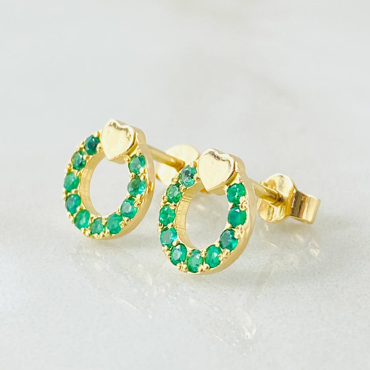 Topos Aro Corazón Esmeraldas 40pts 2.15gr / Oro Amarillo 18K © Topos Aro Corazón Esmeraldas 40pts 2.15gr / Oro Amarillo 18K ©