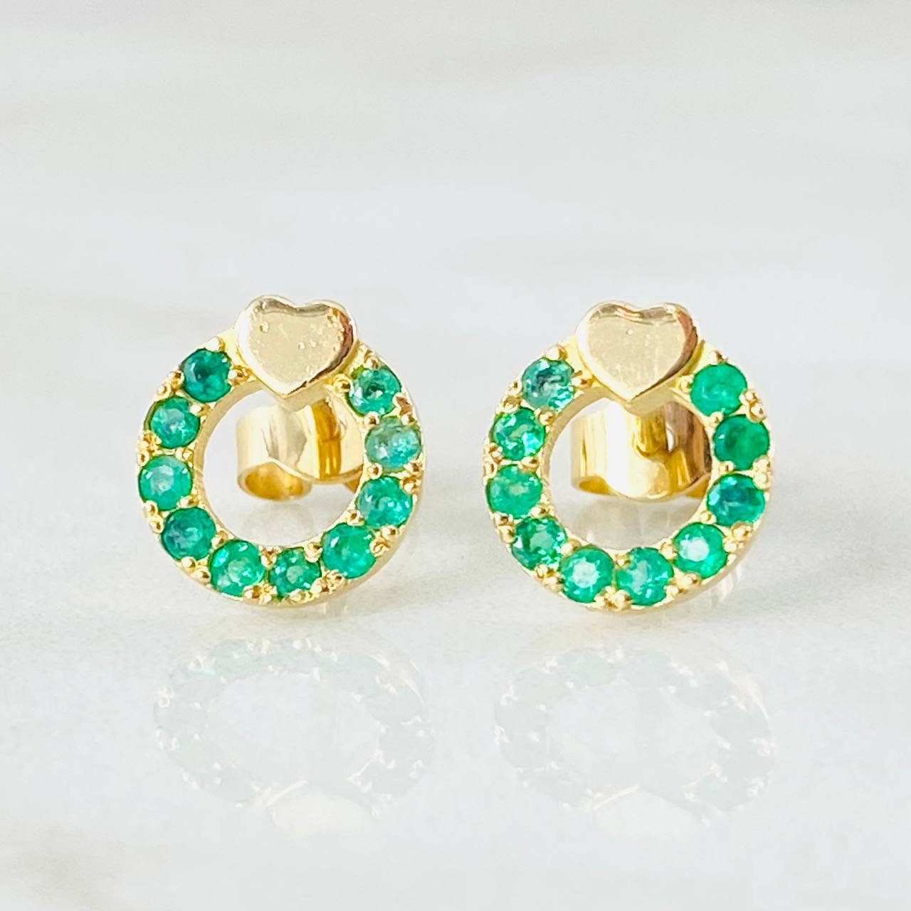 Topos Aro Corazón Esmeraldas 40pts 2.15gr / Oro Amarillo 18K © Topos Aro Corazón Esmeraldas 40pts 2.15gr / Oro Amarillo 18K ©