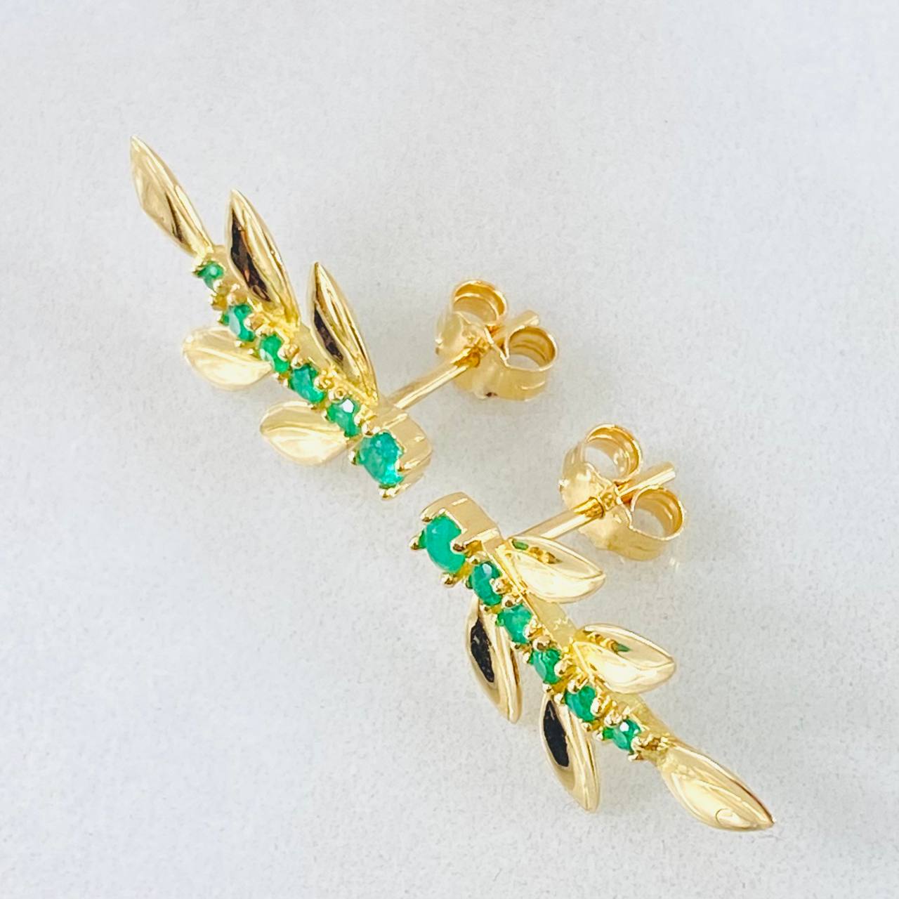 Topos Hojas de Muerdago Esmeraldas 30pts 2.6gr / Oro Amarillo 18K © Topos Hojas de Muerdago Esmeraldas 30pts 2.6gr / Oro Amarillo 18K ©