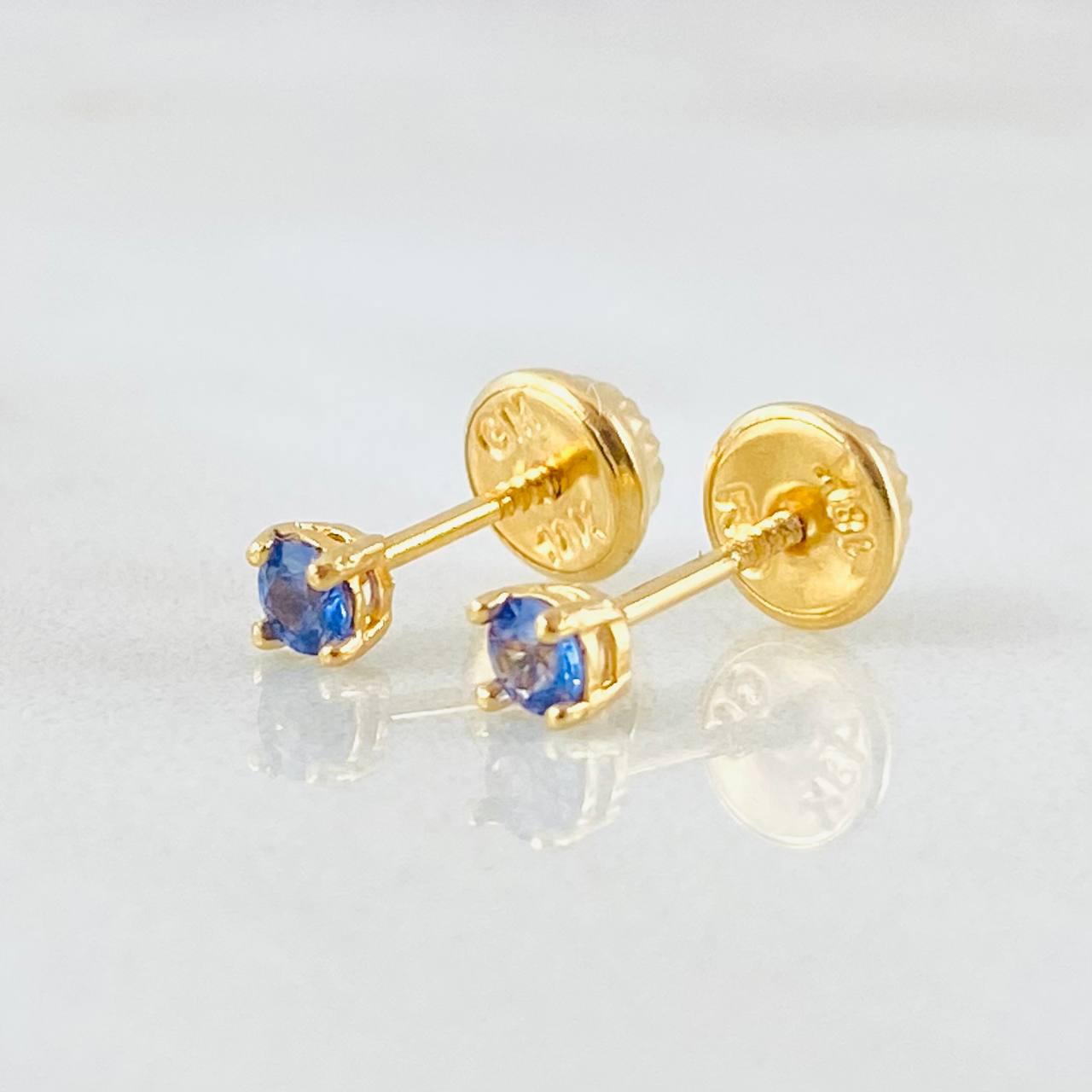 Topos Piedra Cuatro Garras Zafiros 15pts 0.6gr / Oro Amarillo 18K © Topos Piedra Cuatro Garras Zafiros 15pts 0.6gr / Oro Amarillo 18K ©