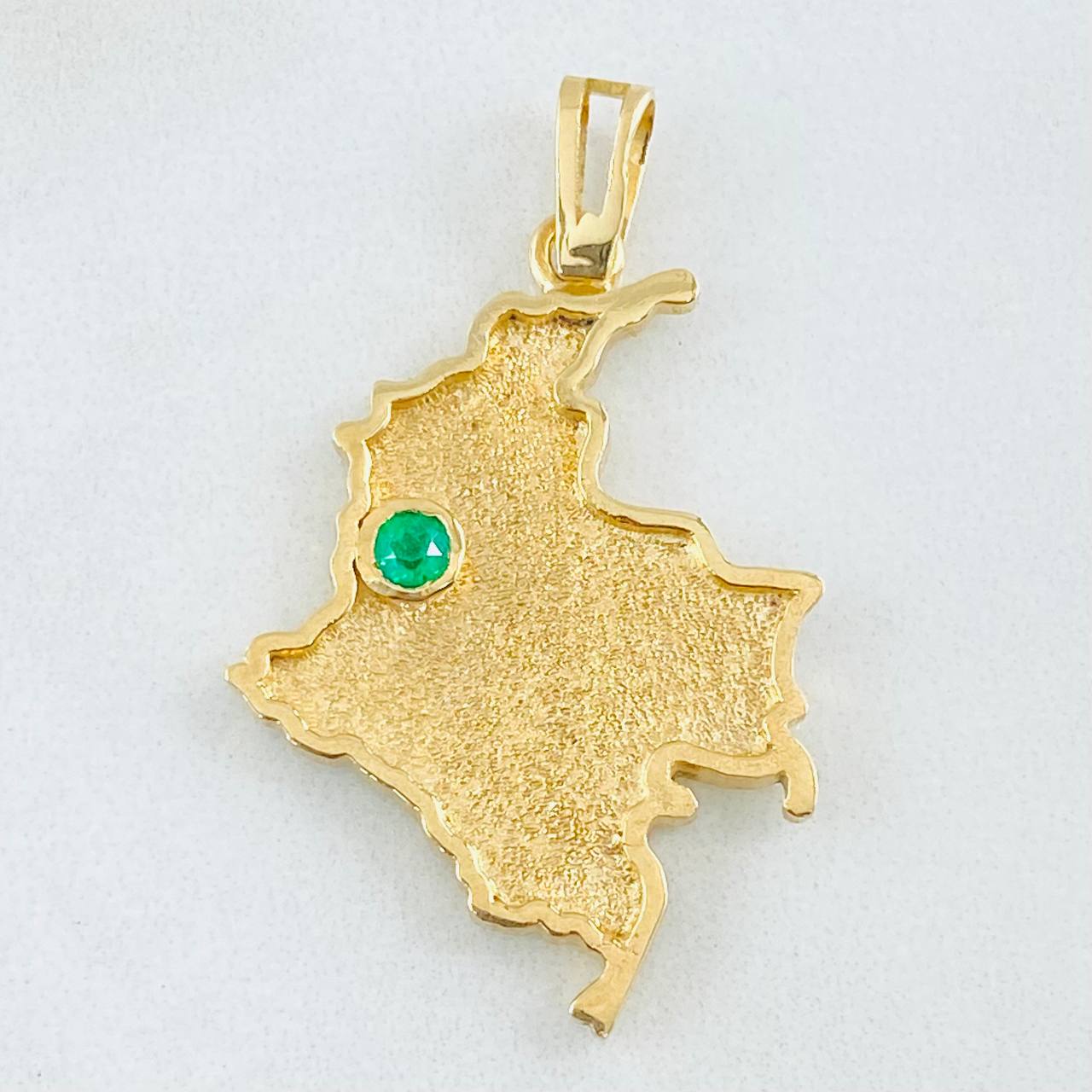 Dije Mapa Colombia Esmeralda 20pts 6.2gr / 4cm / Oro Amarillo 18K © Dije Mapa Colombia Esmeralda 20pts 6.2gr / 4cm / Oro Amarillo 18K ©
