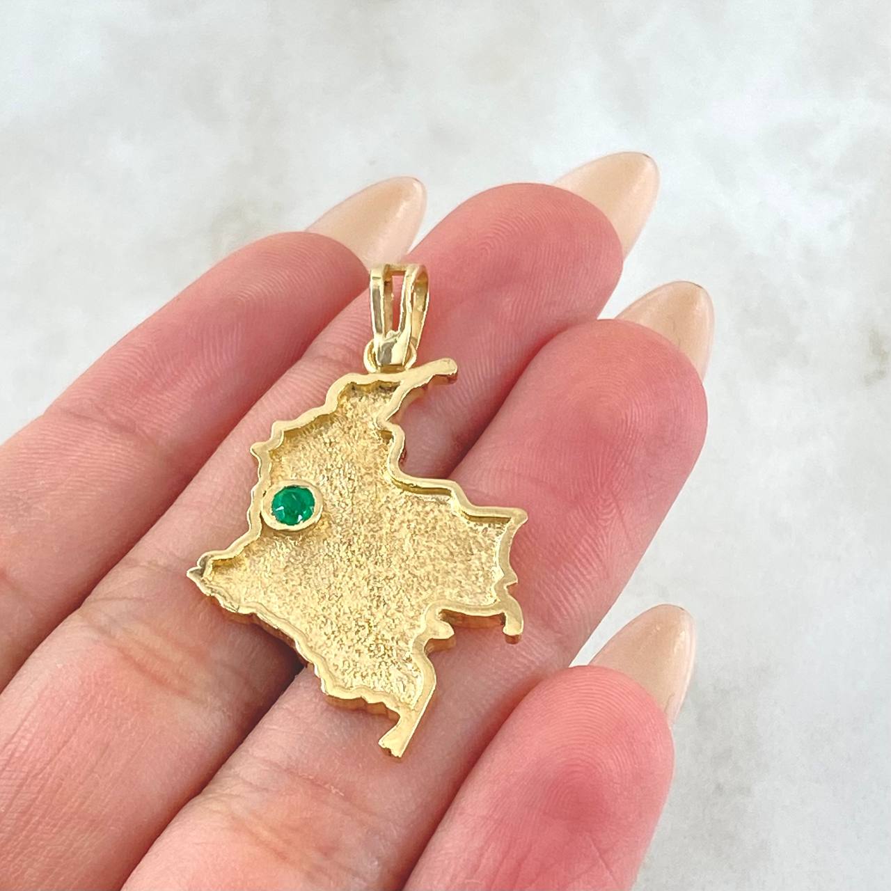 Dije Mapa Colombia Esmeralda 20pts 6.2gr / 4cm / Oro Amarillo 18K © Dije Mapa Colombia Esmeralda 20pts 6.2gr / 4cm / Oro Amarillo 18K ©
