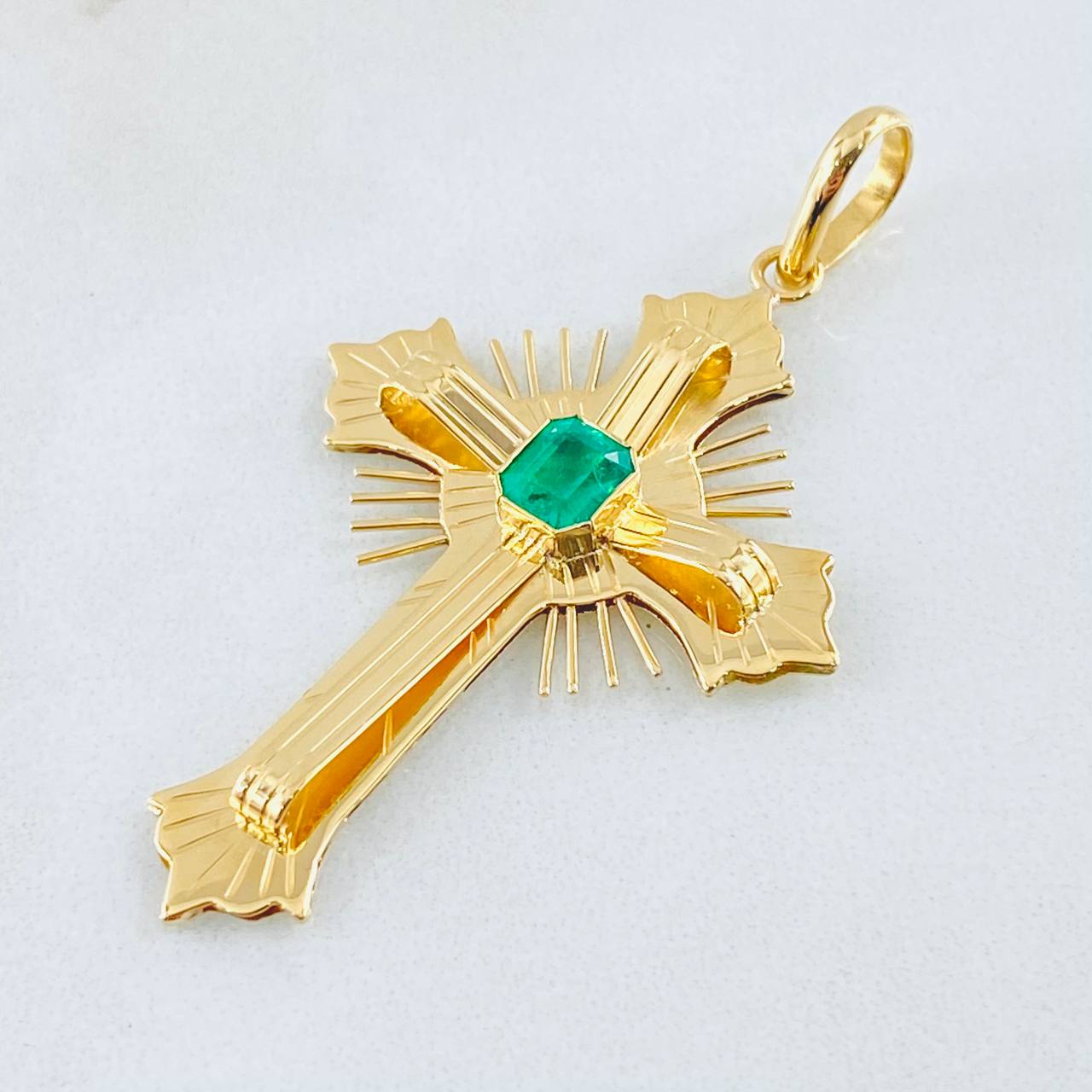 Dije Crúz de Altar Esmeralda 60pts 4gr / 4.1cm / Oro Amarillo 18K © Dije Crúz de Altar Esmeralda 60pts 4gr / 4.1cm / Oro Amarillo 18K ©