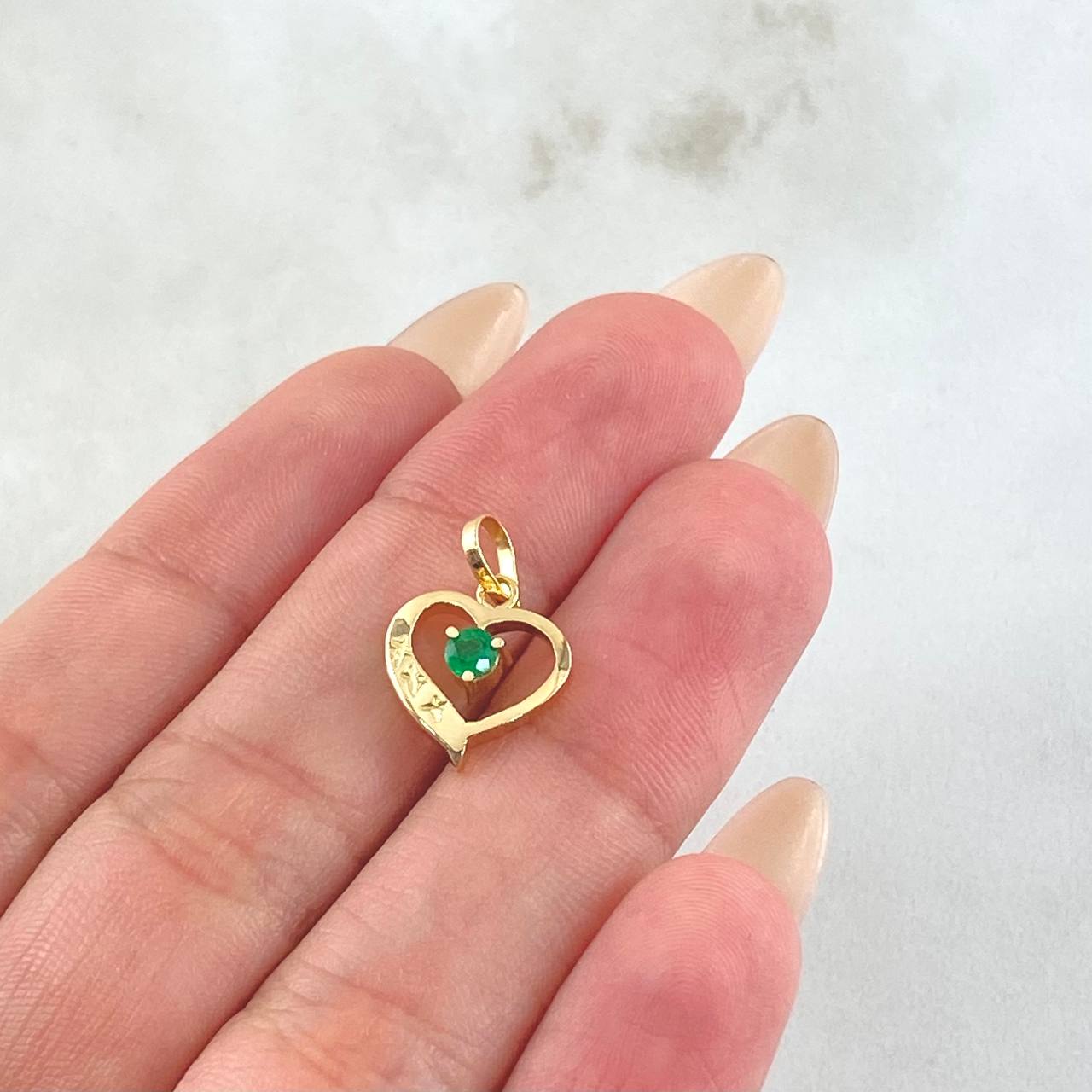 Dije Corazón Silueta Esmeralda 11pts 1.25gr / 1.6cm / Oro Amarillo 18K © Dije Corazón Silueta Esmeralda 11pts 1.25gr / 1.6cm / Oro Amarillo 18K ©