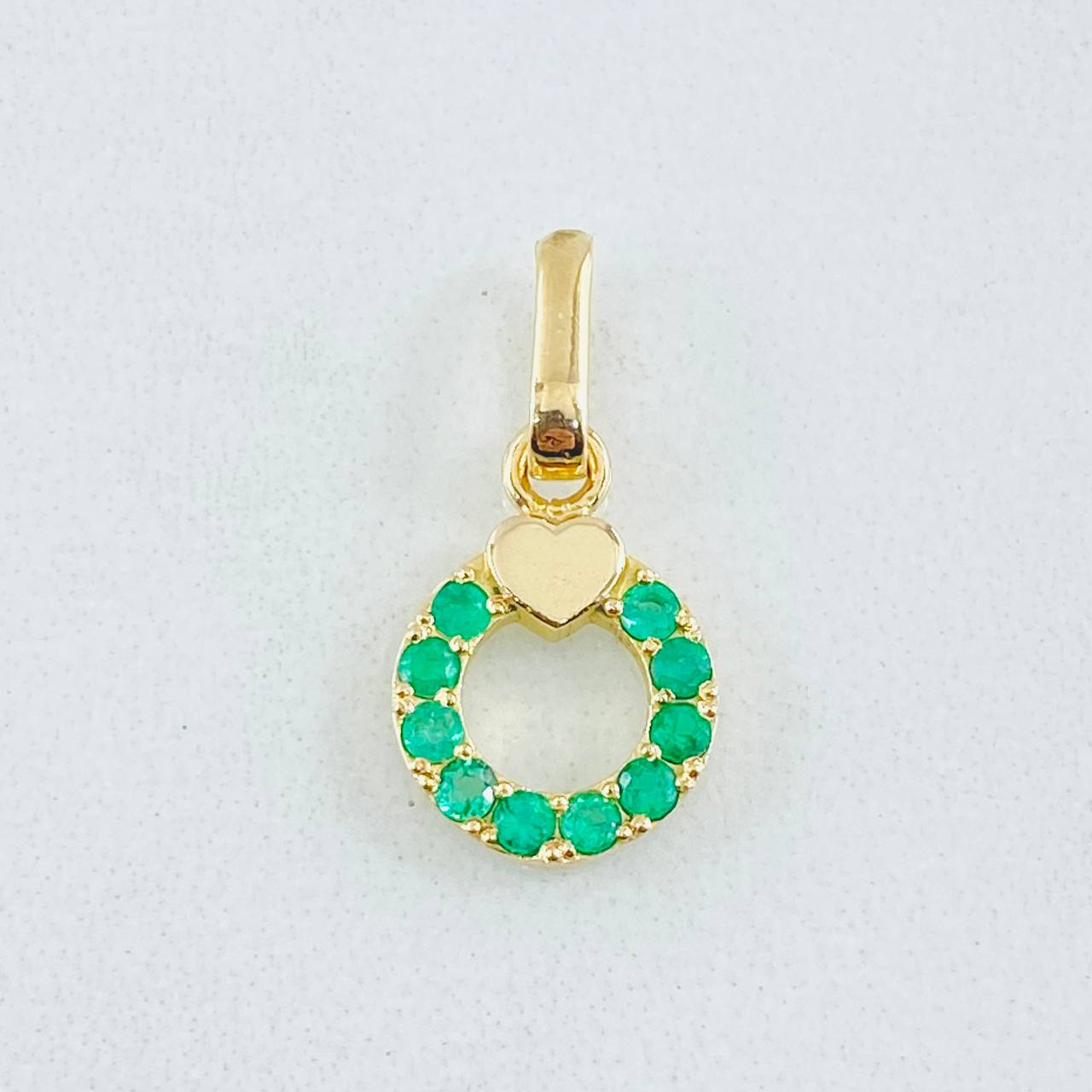 Dije Aro Corazón Esmeraldas 20pts 1gr / 1.8cm / Oro Amarillo 18K © Dije Aro Corazón Esmeraldas 20pts 1gr / 1.8cm / Oro Amarillo 18K ©