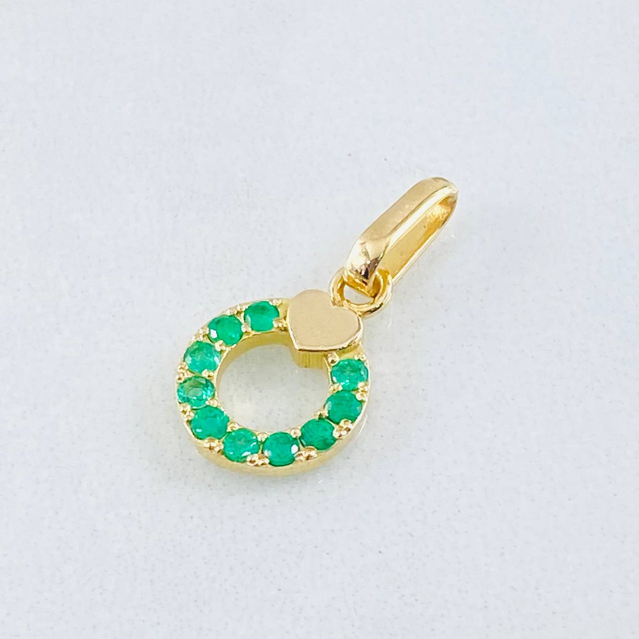 Dije Aro Corazón Esmeraldas 20pts 1gr / 1.8cm / Oro Amarillo 18K © Dije Aro Corazón Esmeraldas 20pts 1gr / 1.8cm / Oro Amarillo 18K ©