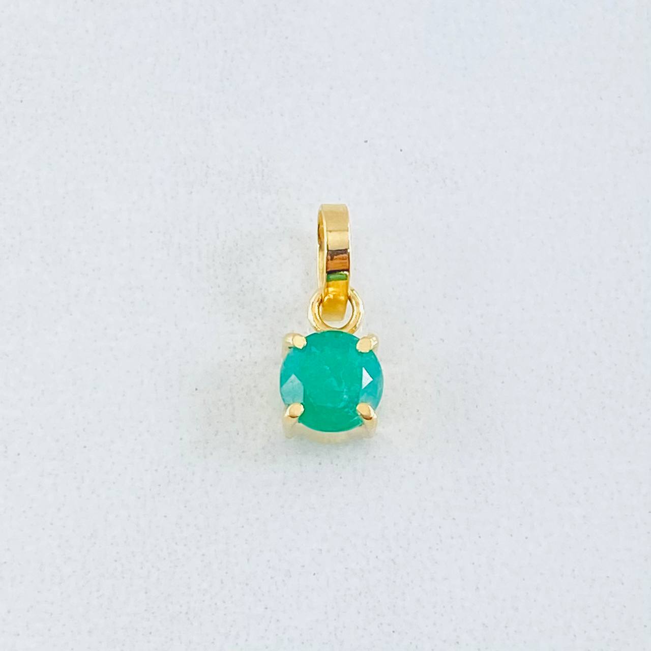 Dije Circulo Esmeralda 50pts 0.55gr / 1.1cm / Oro Amarillo 18K © Dije Circulo Esmeralda 50pts 0.55gr / 1.1cm / Oro Amarillo 18K ©