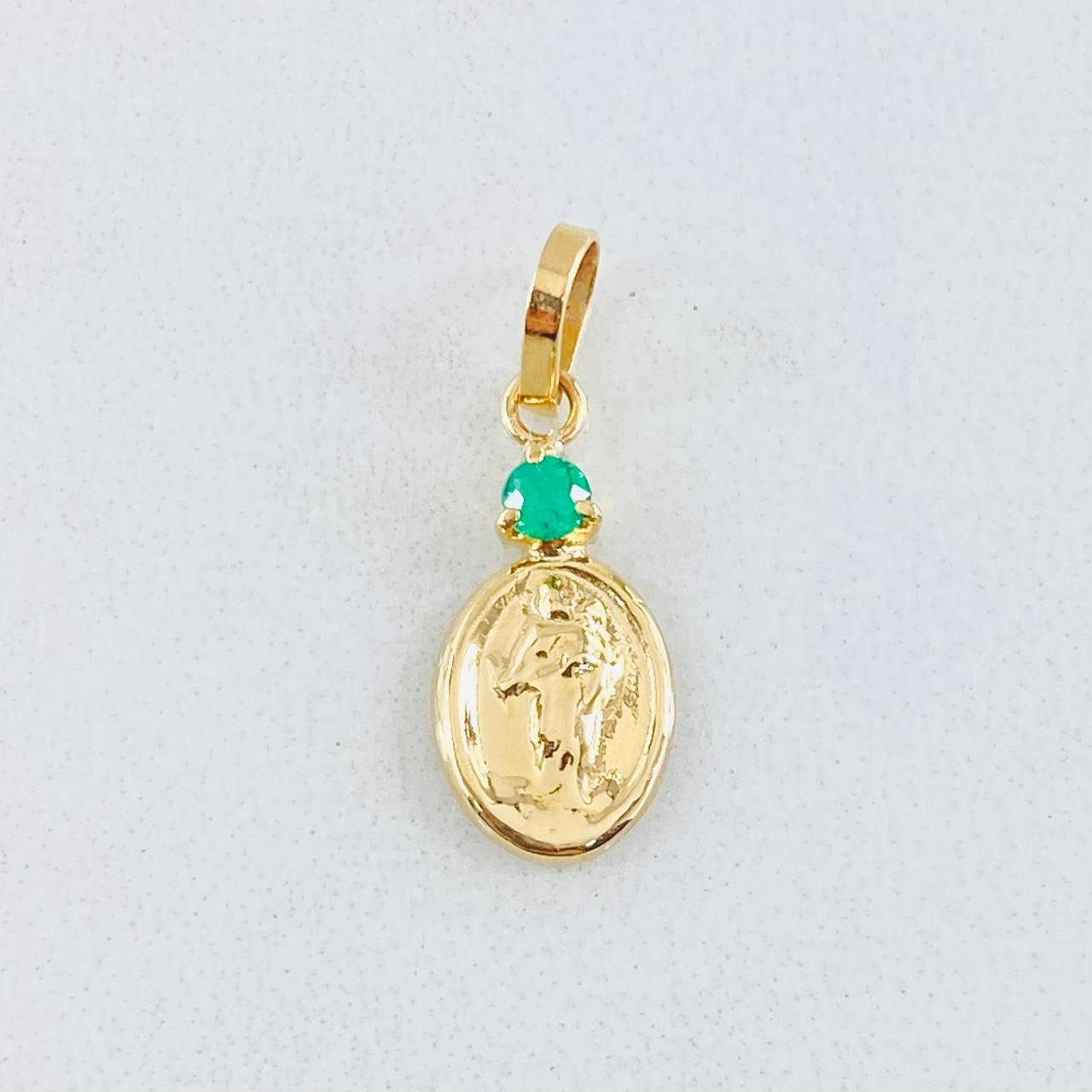 Dije Virgen del Carmen Ovalo Esmeralda 5pts 0.45gr / 1.8cm / Oro Amarillo 18K © Dije Virgen del Carmen Ovalo Esmeralda 5pts 0.45gr / 1.8cm / Oro Amarillo 18K ©