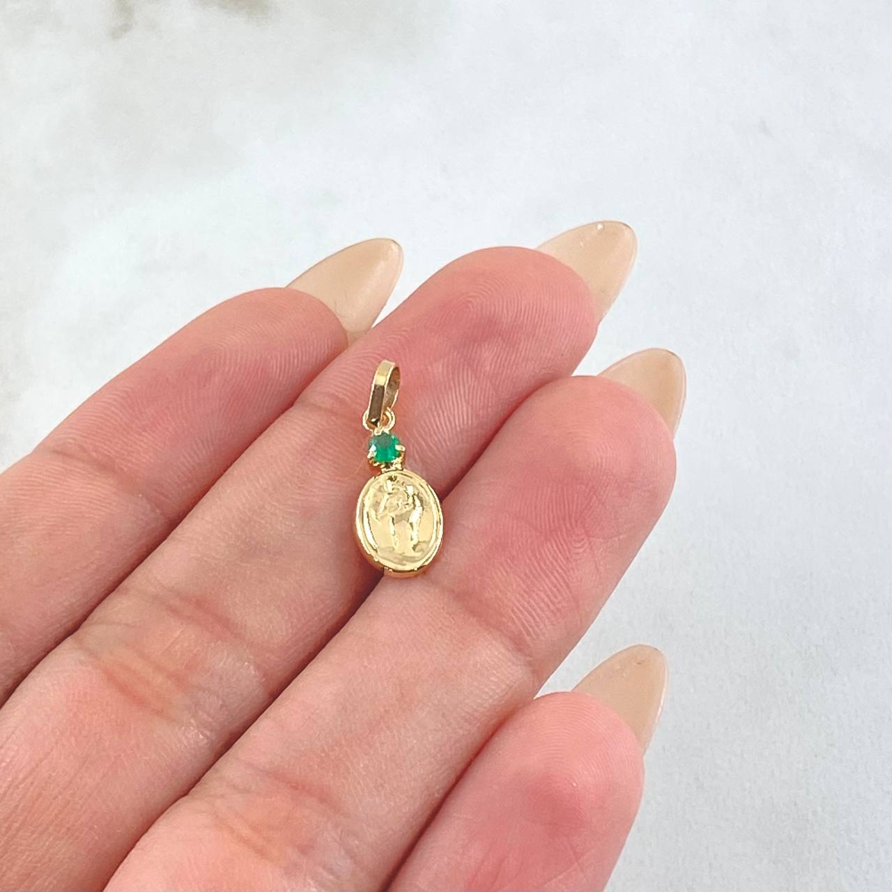 Dije Virgen del Carmen Ovalo Esmeralda 5pts 0.45gr / 1.8cm / Oro Amarillo 18K © Dije Virgen del Carmen Ovalo Esmeralda 5pts 0.45gr / 1.8cm / Oro Amarillo 18K ©