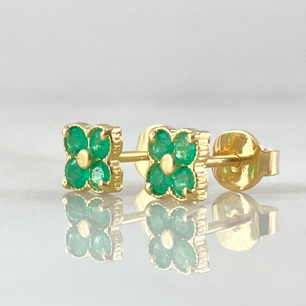 Topos Flor Cuatro Petalos Esmeraldas 60pts 1.6gr / Oro 18K Topos Flor Cuatro Petalos Esmeraldas 60pts 1.6gr / Oro 18K