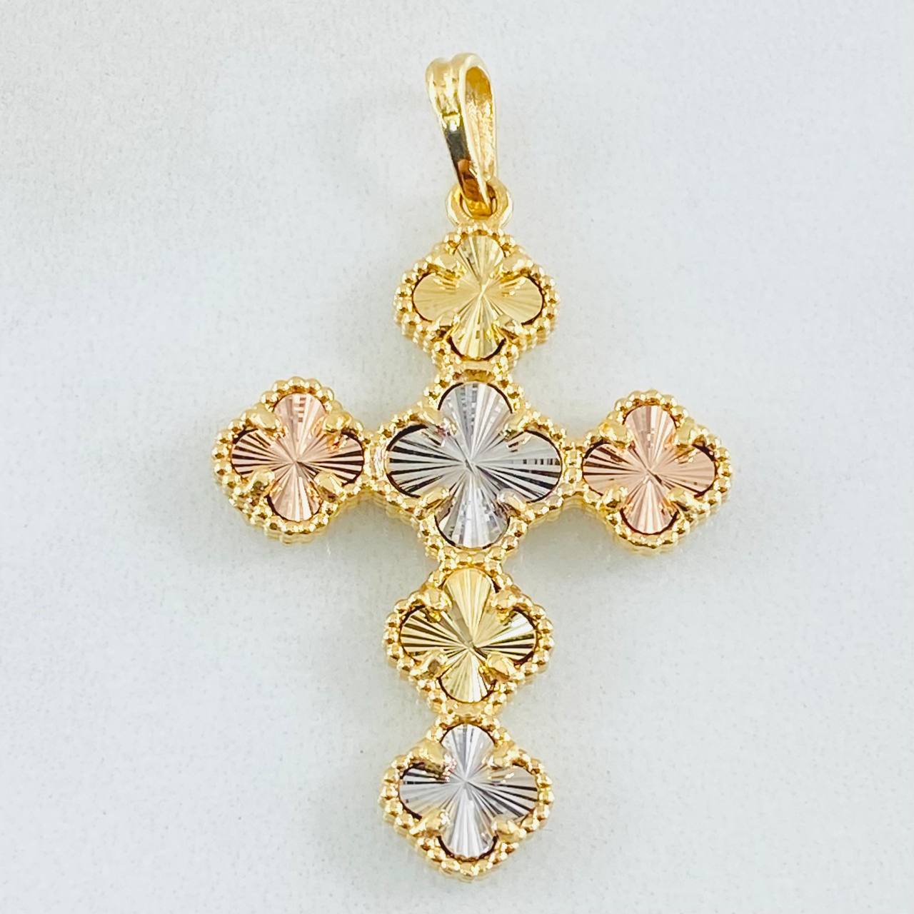 Dije Cruz Trebol Diamantado 5.1gr / 3.9cm / Tres Oros Nac.Esp. 18K © Dije Cruz Trebol Diamantado 5.1gr / 3.9cm / Tres Oros Nac.Esp. 18K ©