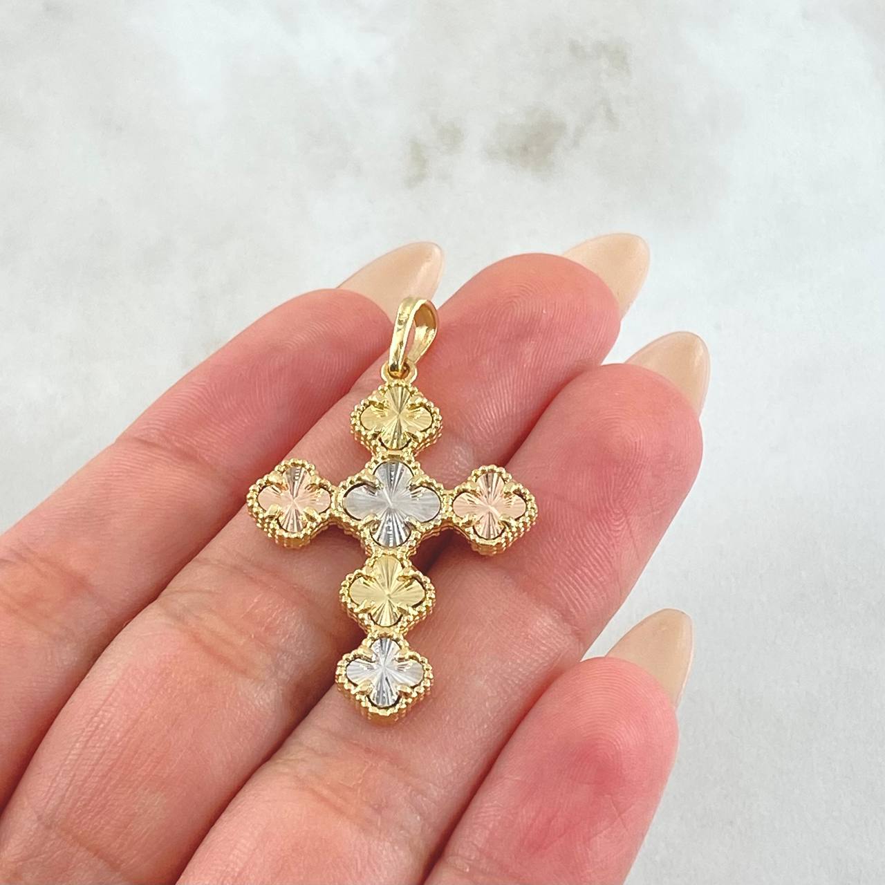 Dije Cruz Trebol Diamantado 5.1gr / 3.9cm / Tres Oros Nac.Esp. 18K © Dije Cruz Trebol Diamantado 5.1gr / 3.9cm / Tres Oros Nac.Esp. 18K ©