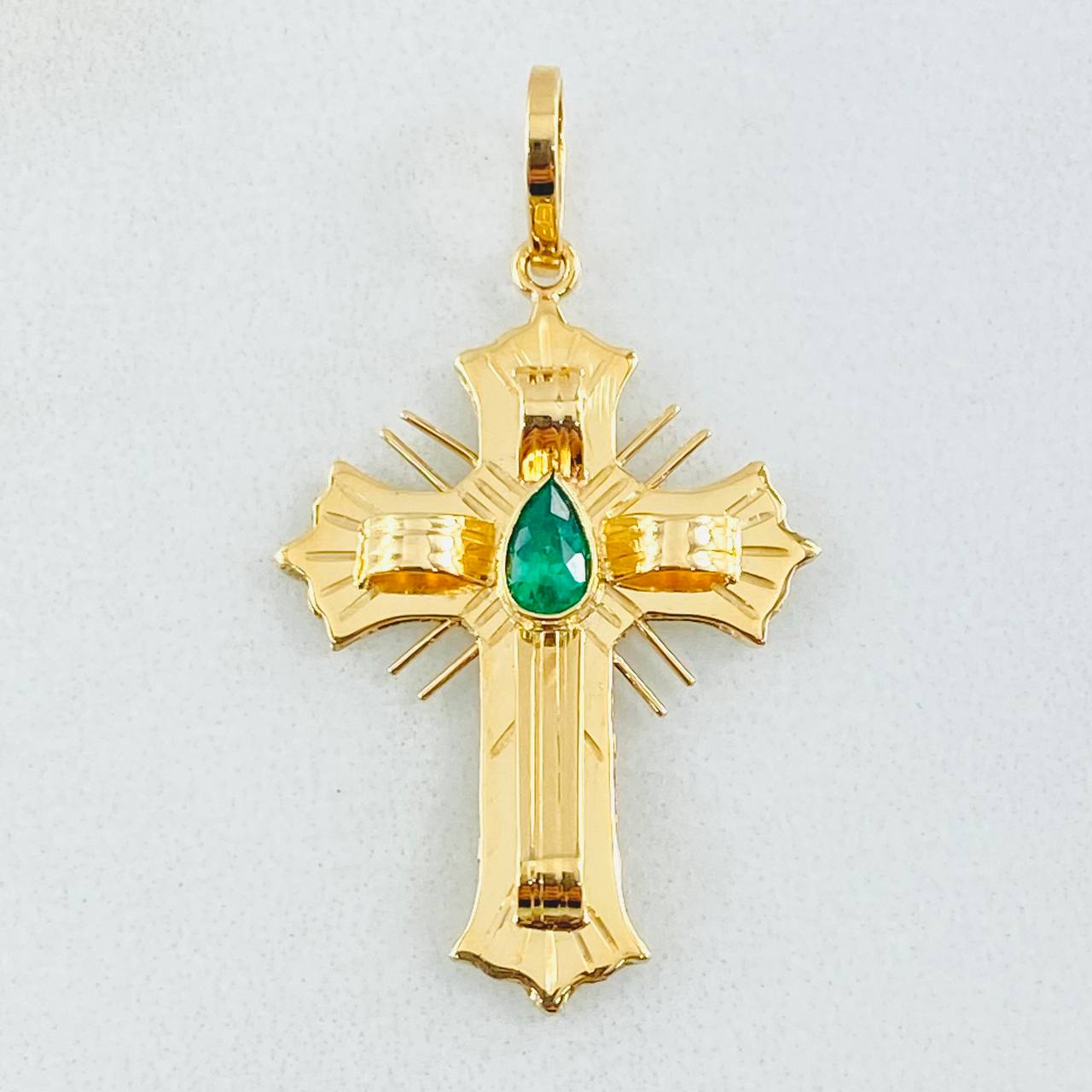 Dije Crúz de Altar Esmeralda 18pts 1.75gr / 3.2cm / Oro Amarillo 18K Dije Crúz de Altar Esmeralda 18pts 1.75gr / 3.2cm / Oro Amarillo 18K