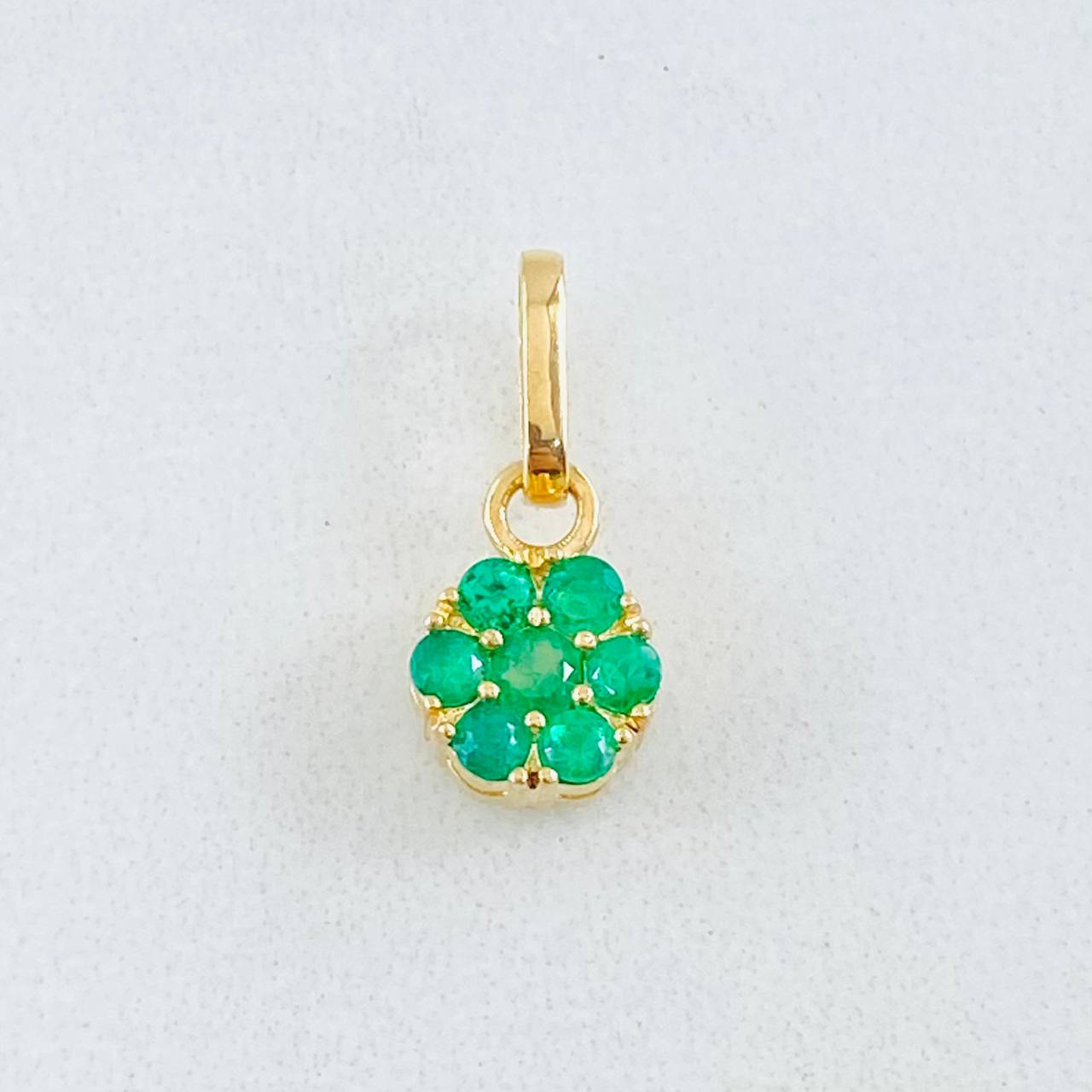 Dije Flor Hexagonal Esmeraldas 29pts 1gr / 1.5cm / Oro Amarillo 18K Dije Flor Hexagonal Esmeraldas 29pts 1gr / 1.5cm / Oro Amarillo 18K