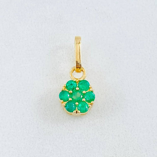 Dije Flor Hexagonal Esmeraldas 29pts 1gr / 1.5cm / Oro Amarillo 18K