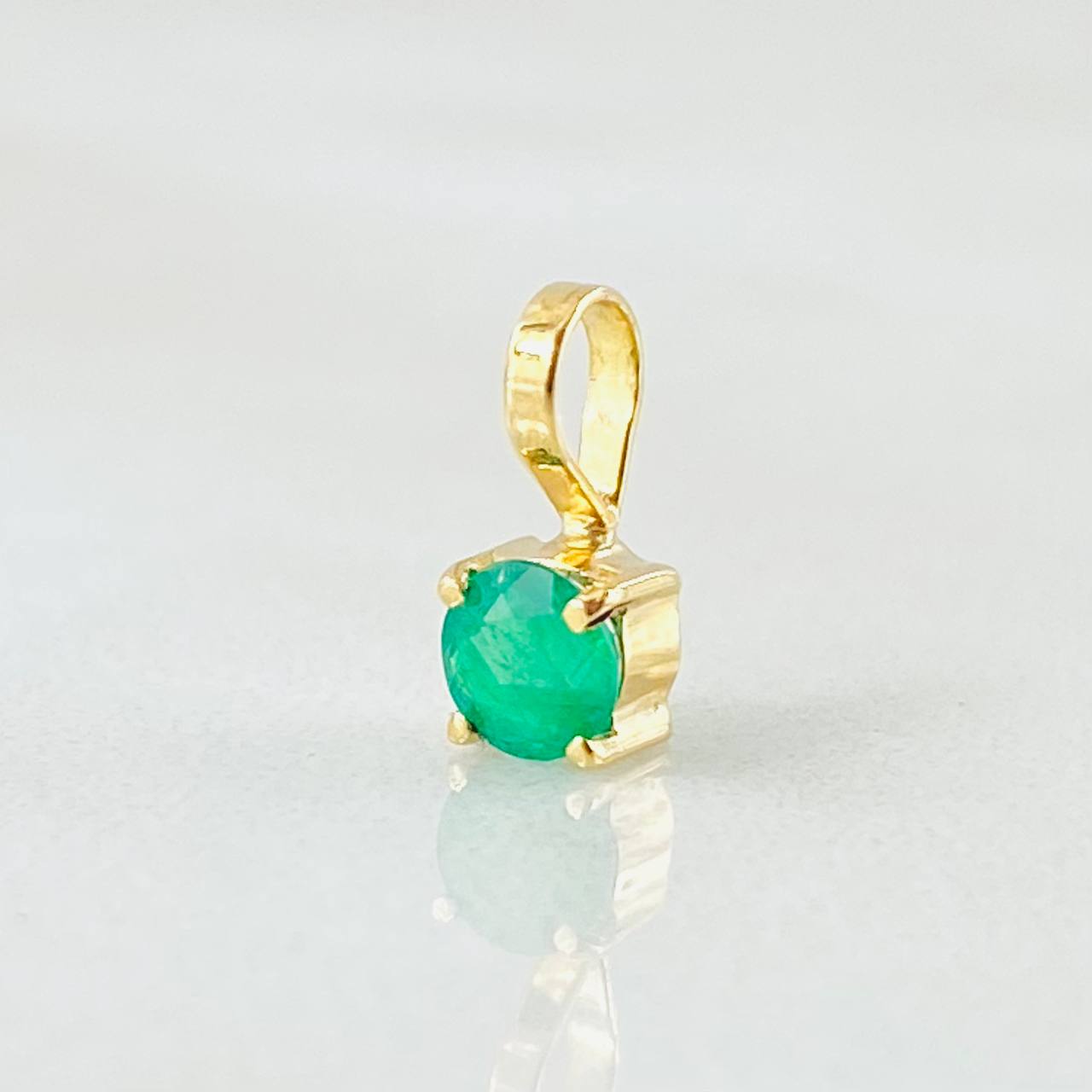 Dije Circulo Esmeralda 21pts 0.3gr / 0.8cm / Oro Amarillo 18K Dije Circulo Esmeralda 21pts 0.3gr / 0.8cm / Oro Amarillo 18K