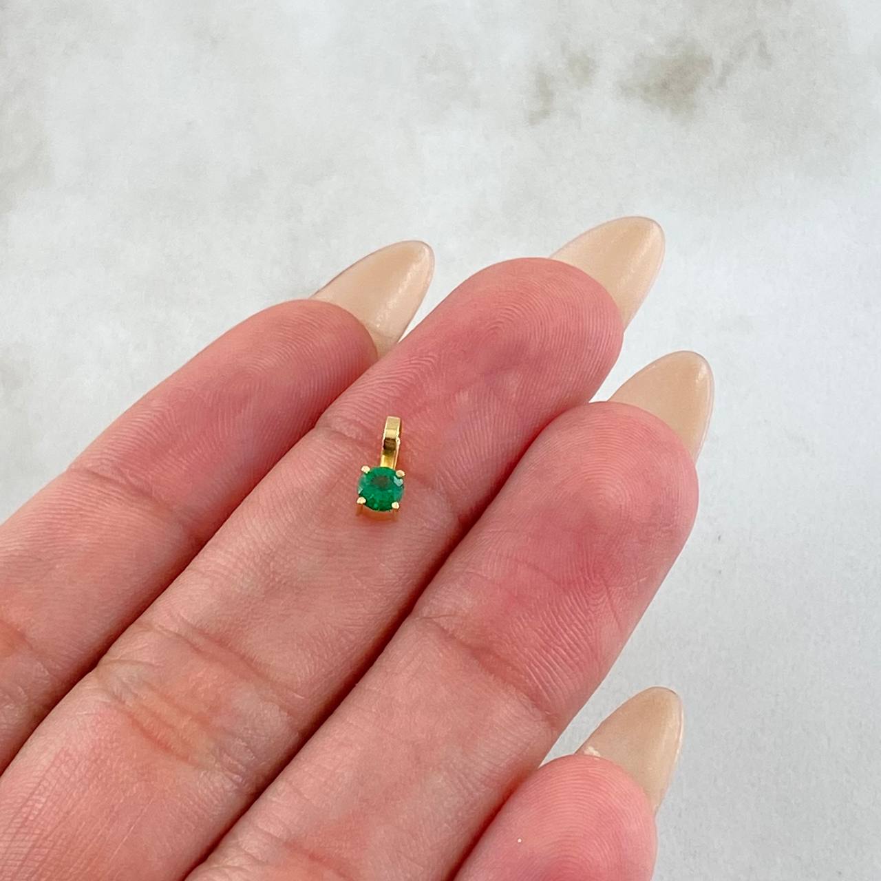 Dije Circulo Esmeralda 13pts 0.25gr / 0.8cm / Oro Amarillo 18K Dije Circulo Esmeralda 13pts 0.25gr / 0.8cm / Oro Amarillo 18K