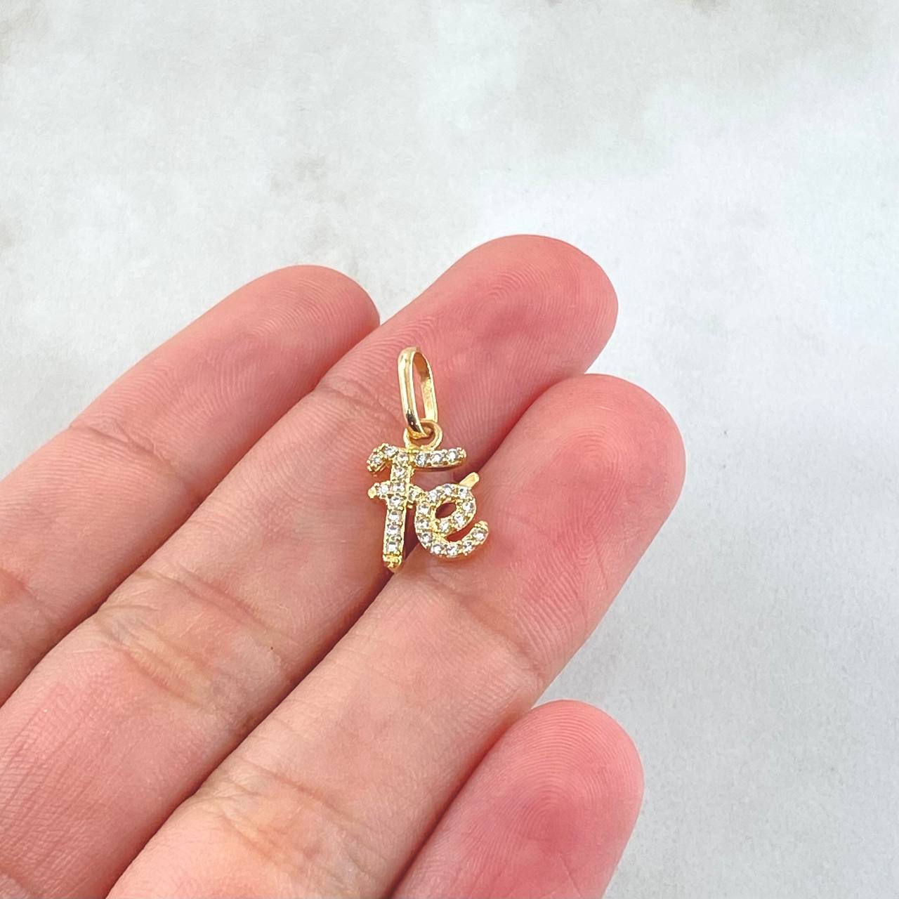 Dije Fé 1.1gr / 1.8cm / Oro Amarillo 18K * Dije Fé 1.1gr / 1.8cm / Oro Amarillo 18K *