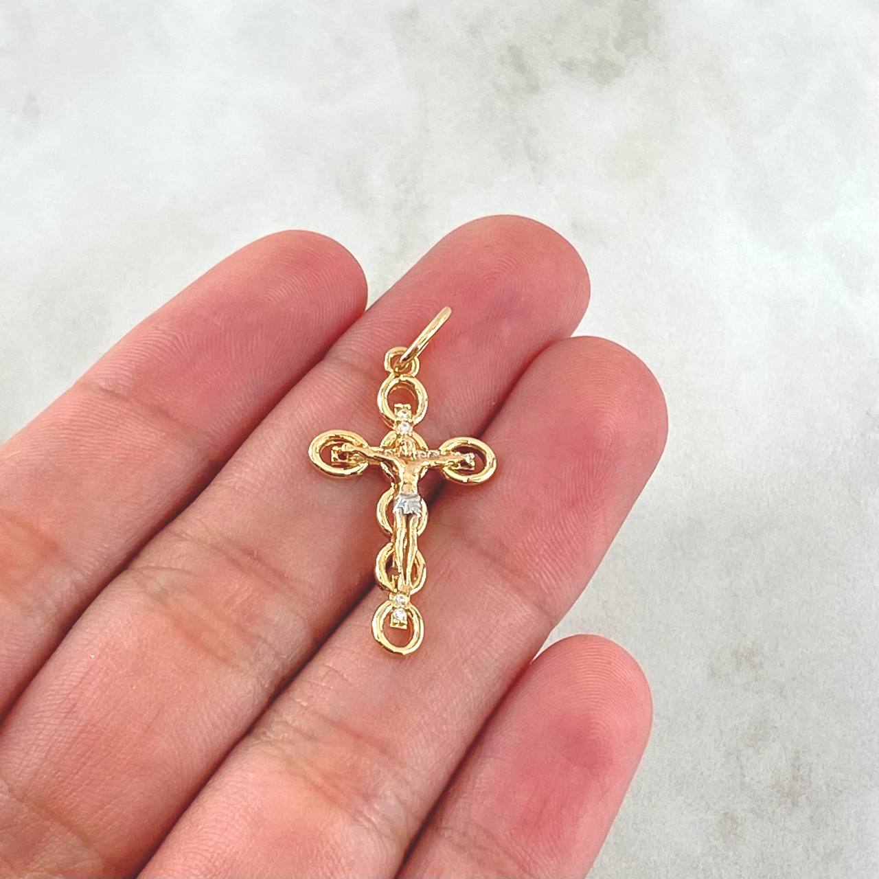 Dije Crúz Cristo Burbujas Basteados 1.85gr / 3.4cm / Circones Blancos Dos Oros Amarillo Blanco 18K Dije Crúz Cristo Burbujas Basteados 1.85gr / 3.4cm / Circones Blancos Dos Oros Amarillo Blanco 18K