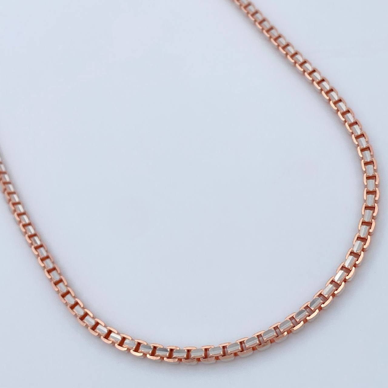 Cadena Veneciana 14.25gr / 60.4cm / 2.06mm Dos Oros Blanco Rosa +3 18K $ Cadena Veneciana 14.25gr / 60.4cm / 2.06mm Dos Oros Blanco Rosa +3 18K $