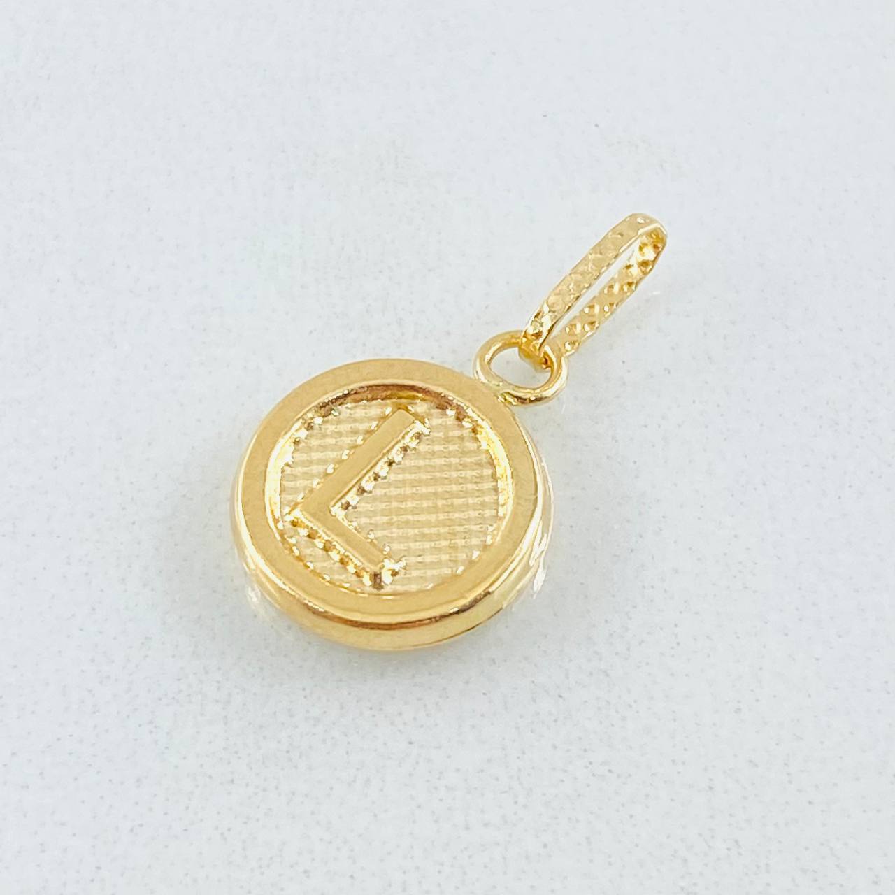Dije Letra L 0.55gr / 1.9cm / Oro Amarillo 18K Dije Letra L 0.55gr / 1.9cm / Oro Amarillo 18K