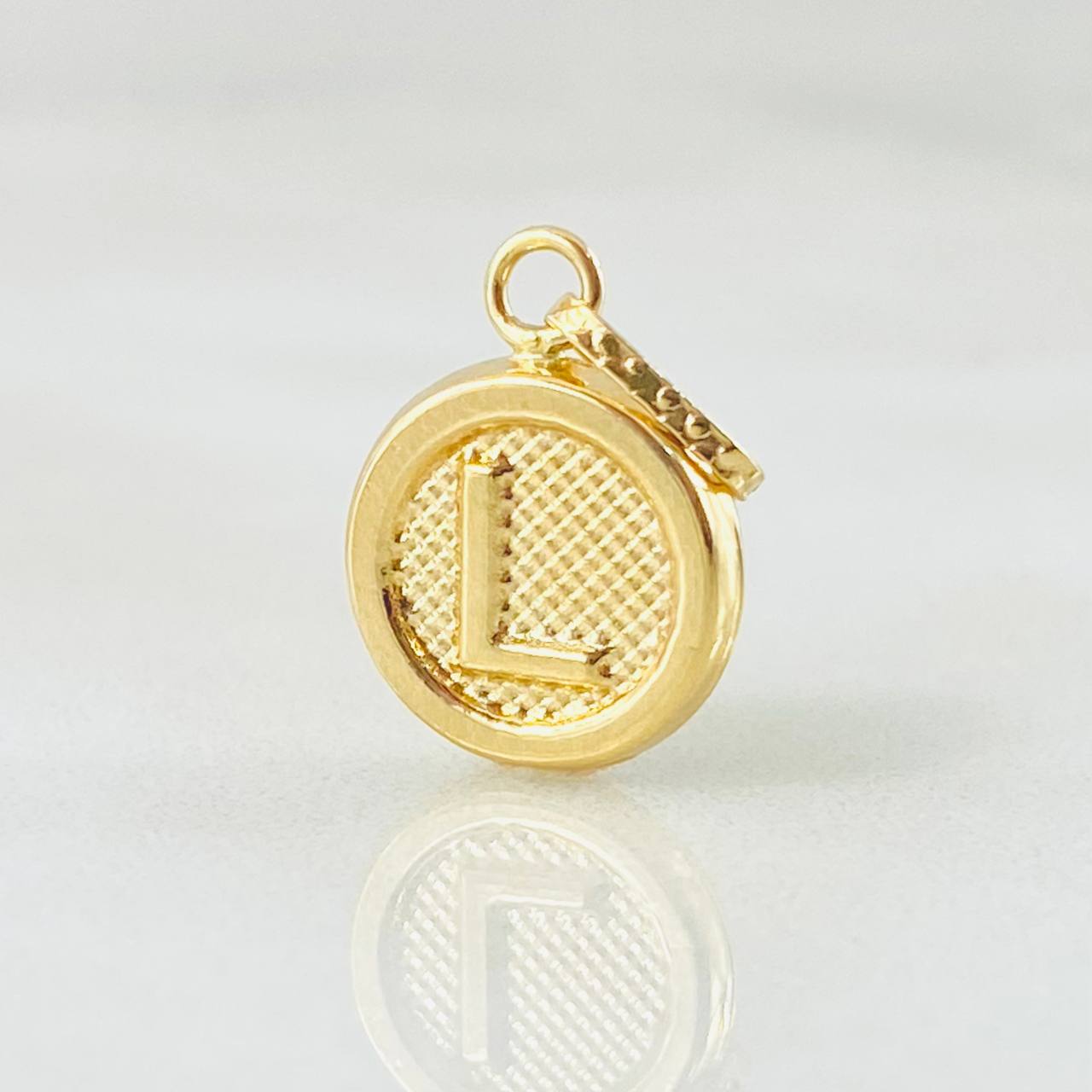 Dije Letra L 0.55gr / 1.9cm / Oro Amarillo 18K Dije Letra L 0.55gr / 1.9cm / Oro Amarillo 18K
