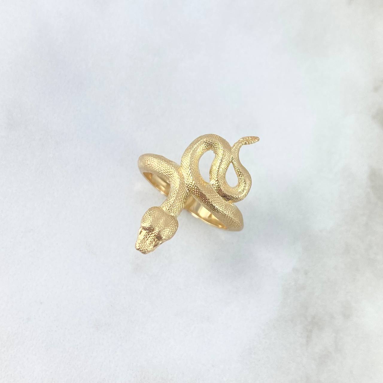 Anillo Serpiente 5.25gr / T6 1/4 / Circones Negros Oro Amarillo Anillo Serpiente 5.25gr / T6 1/4 / Circones Negros Oro Amarillo