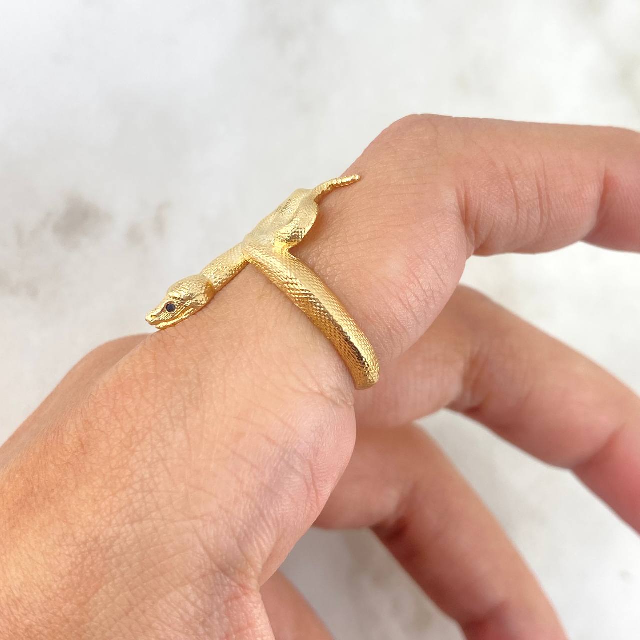 Anillo Serpiente 5.25gr / T6 1/4 / Circones Negros Oro Amarillo Anillo Serpiente 5.25gr / T6 1/4 / Circones Negros Oro Amarillo