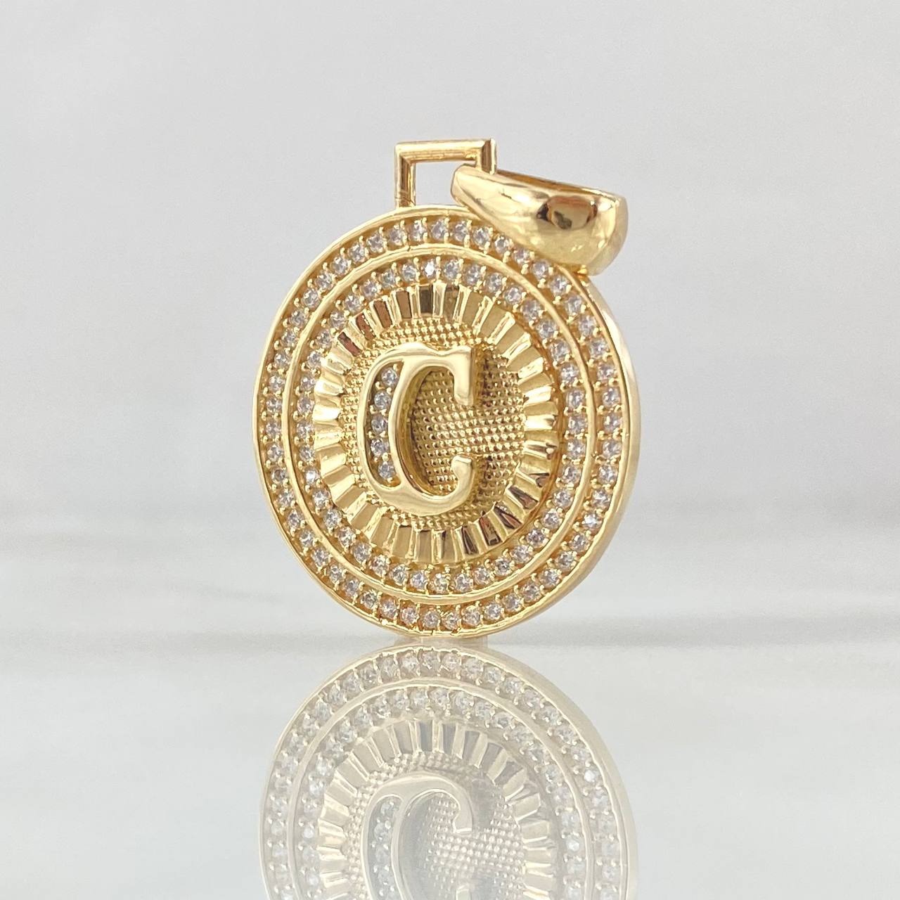 Dije Medalla Letra C 4.45gr / 3cm / Circones Blancos Oro Amarillo 18K Dije Medalla Letra C 4.45gr / 3cm / Circones Blancos Oro Amarillo 18K