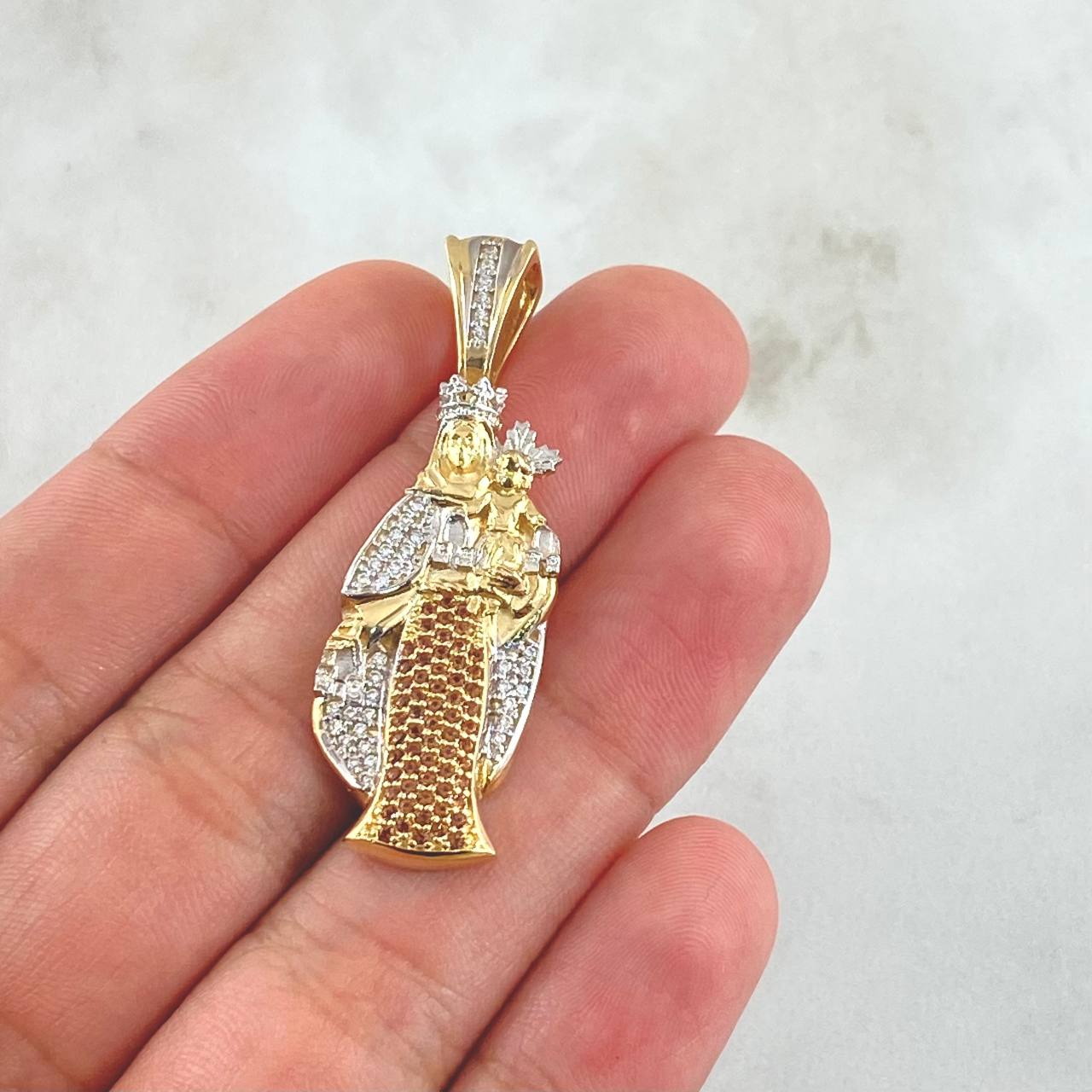 Dije Virgen Del Carmen 6.65gr / 4.3cm / Circones Blancos Café Oro Amarillo 18K © Dije Virgen Del Carmen 6.65gr / 4.3cm / Circones Blancos Café Oro Amarillo 18K ©